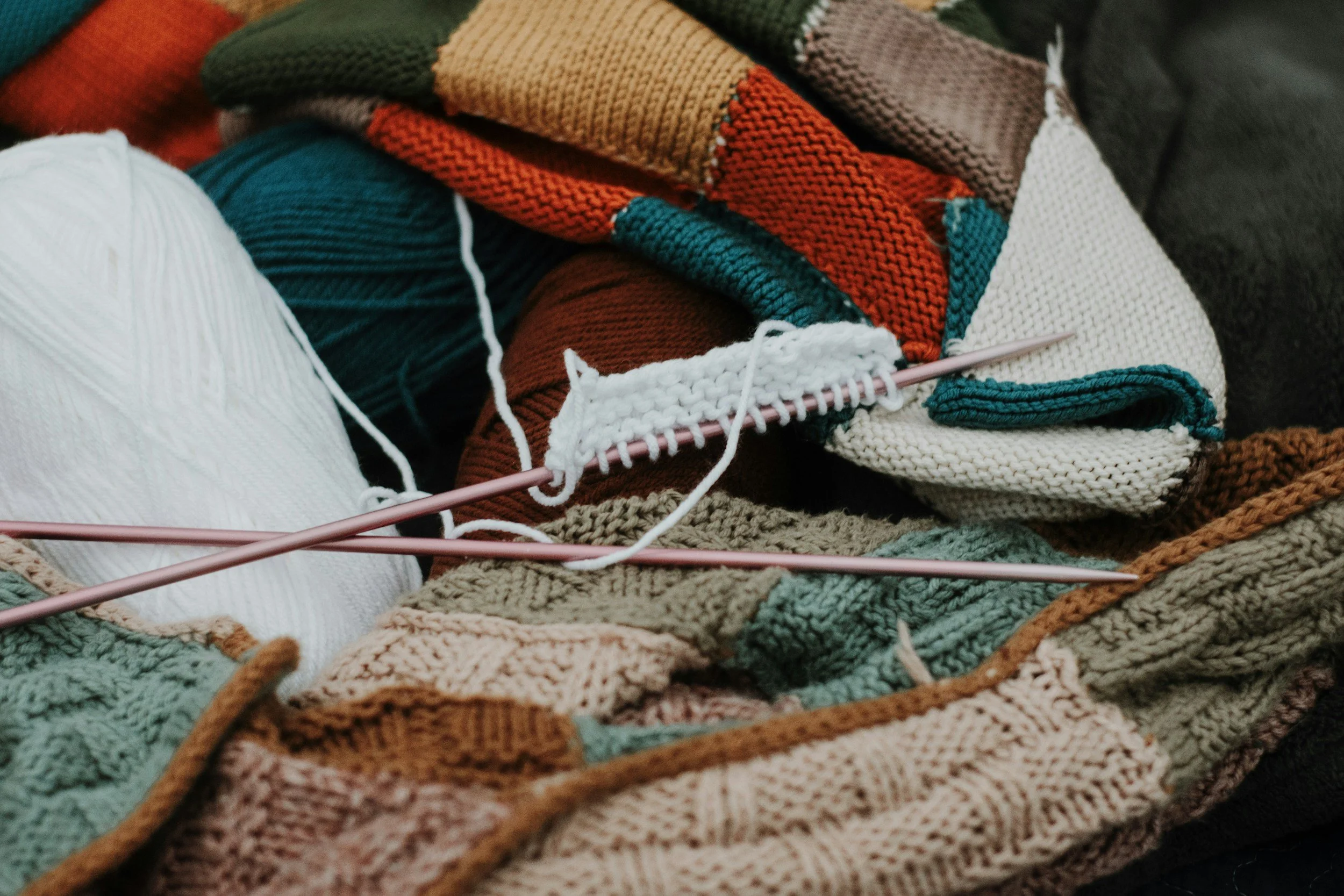 Studio italiano di knitwear design specializzato in sviluppo, prototipia e produzione di maglieria Made in Italy. Supportiamo brand nella creazione di collezioni con filiera controllata e qualità elevata.