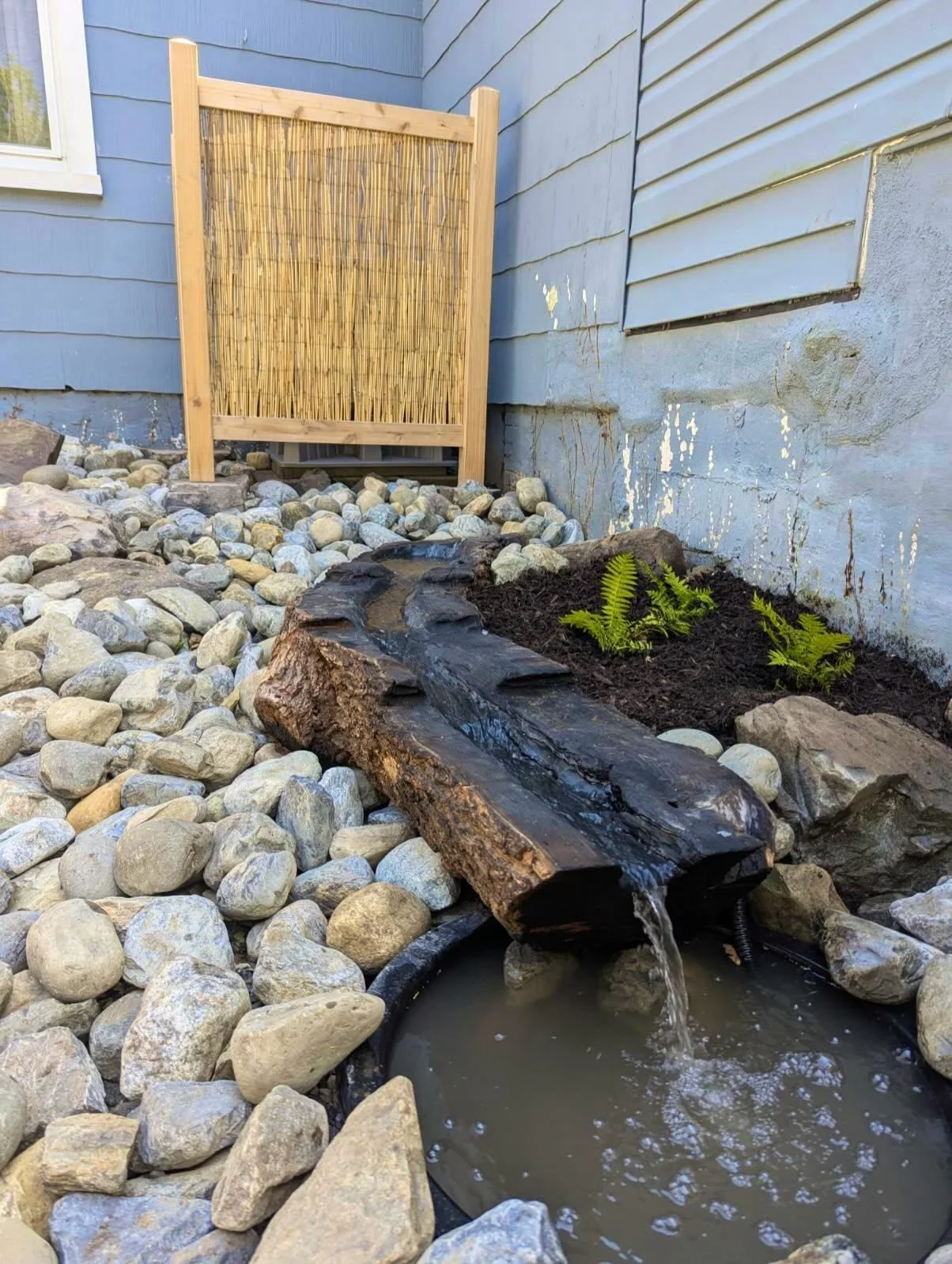 peace be with you, cute little rock garden with AC condenser surround and a self-circulating water feature 😌 the cedar posts in the surround are scribed to the height of the stones they sit upon. the waterfall brings a nice &auml;mbianc&egrave; and 