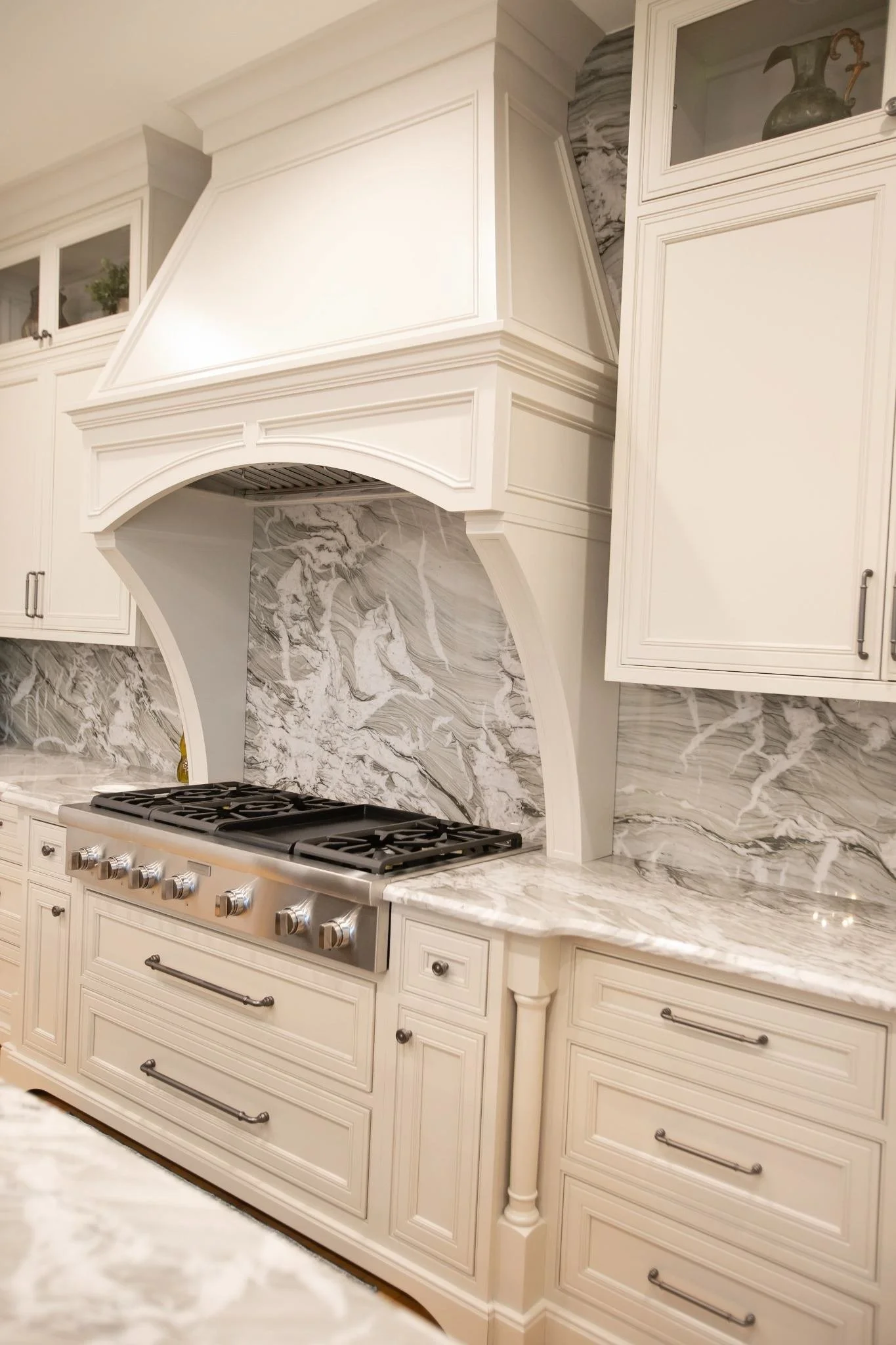 hixons-bluff-custom-range-hood-marble-backsplash.jpg
