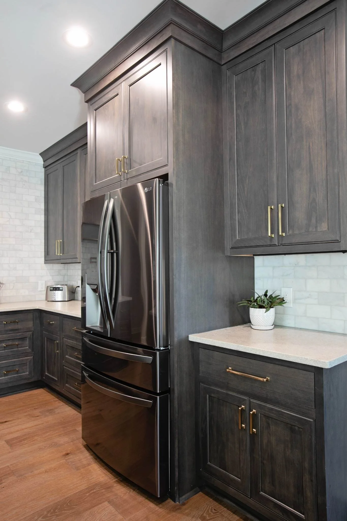 kitchen-island-seating-modern-lighting.jpg