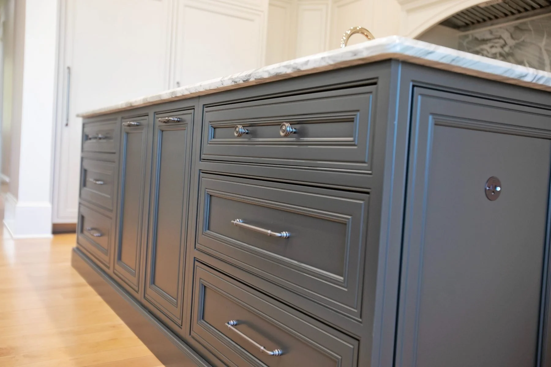hixons-bluff-farmhouse-sink-island.jpg