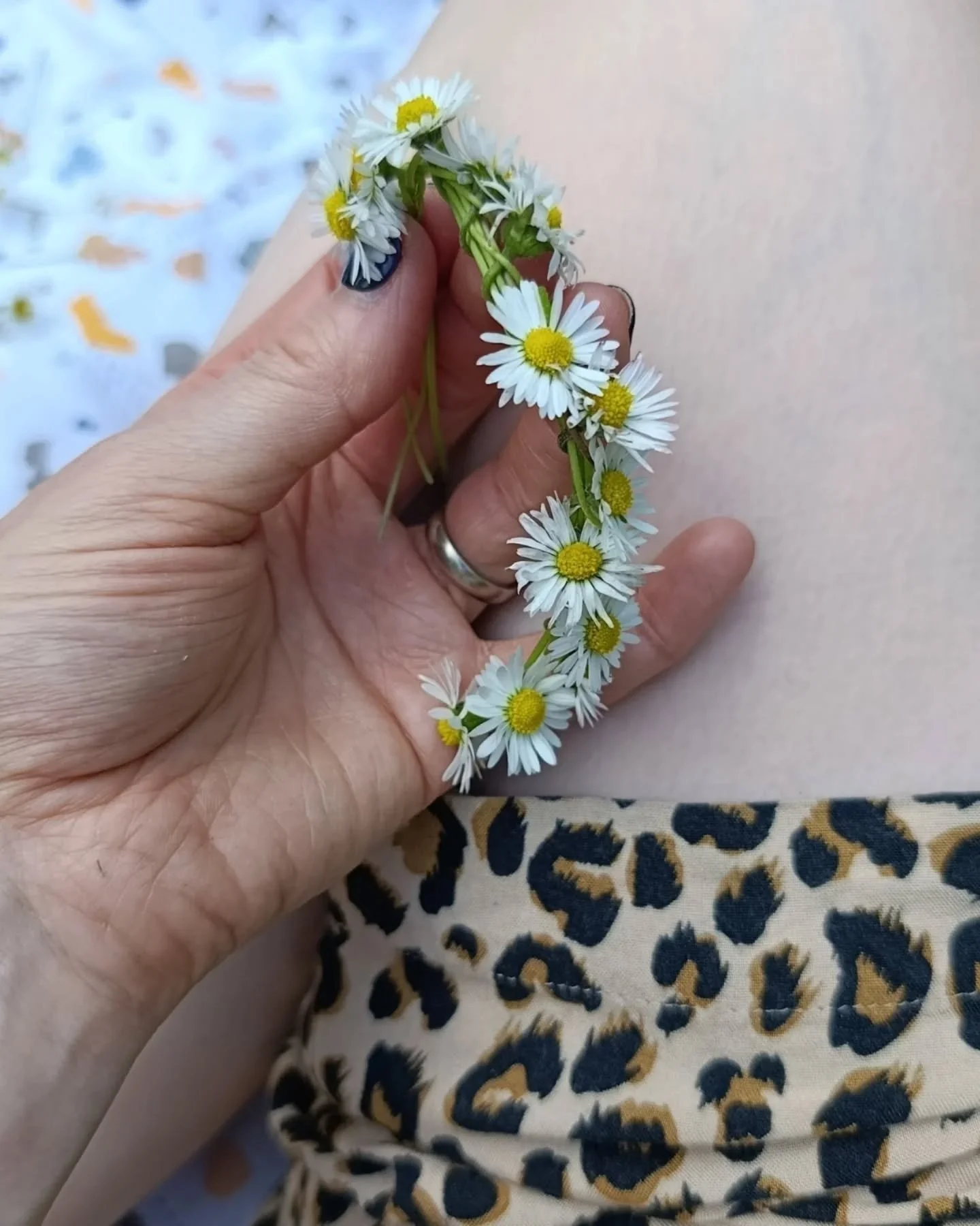 2. Maih&auml;lfte: Endlich wieder Sommer:

1. Kindheitserinnerungen mit eigenen Kids teilen
2. Mehr dau&szlig;en sein bedeutet mehr Handstandtraining
3. Weekly Nicecream
4. Wir haben jetzt wieder f&uuml;r ein paar Monate ein 4. Zimmer zum Pause mache