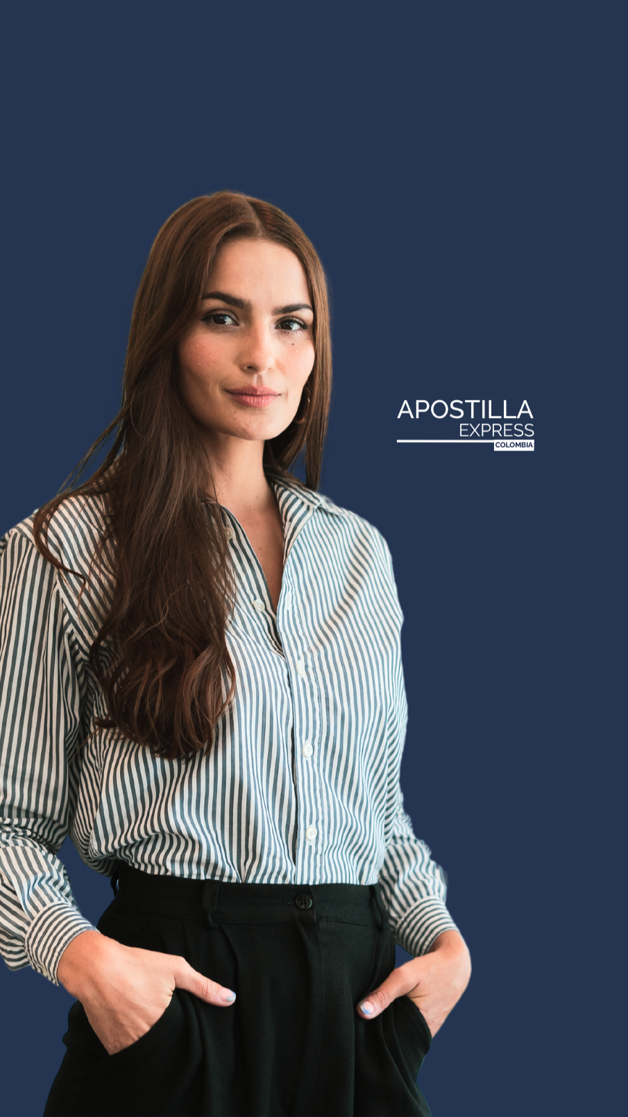 Mujer joven con cabello largo y rizado, usando camisa de rayas y pantalones oscuros, con fondo azul oscuro y texto 'Apostilla Express Colombia'.