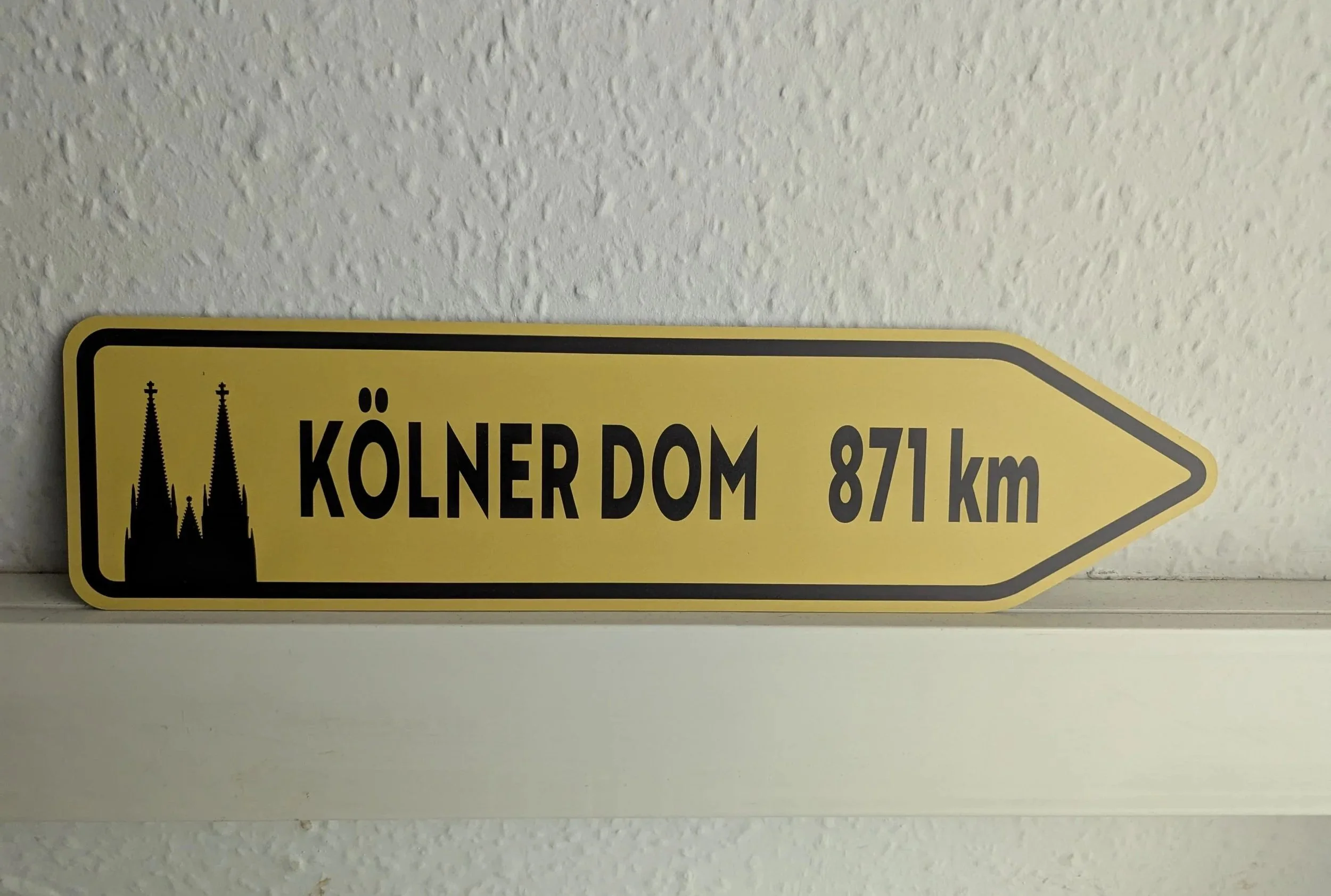 sign pointing in the direction of cologne