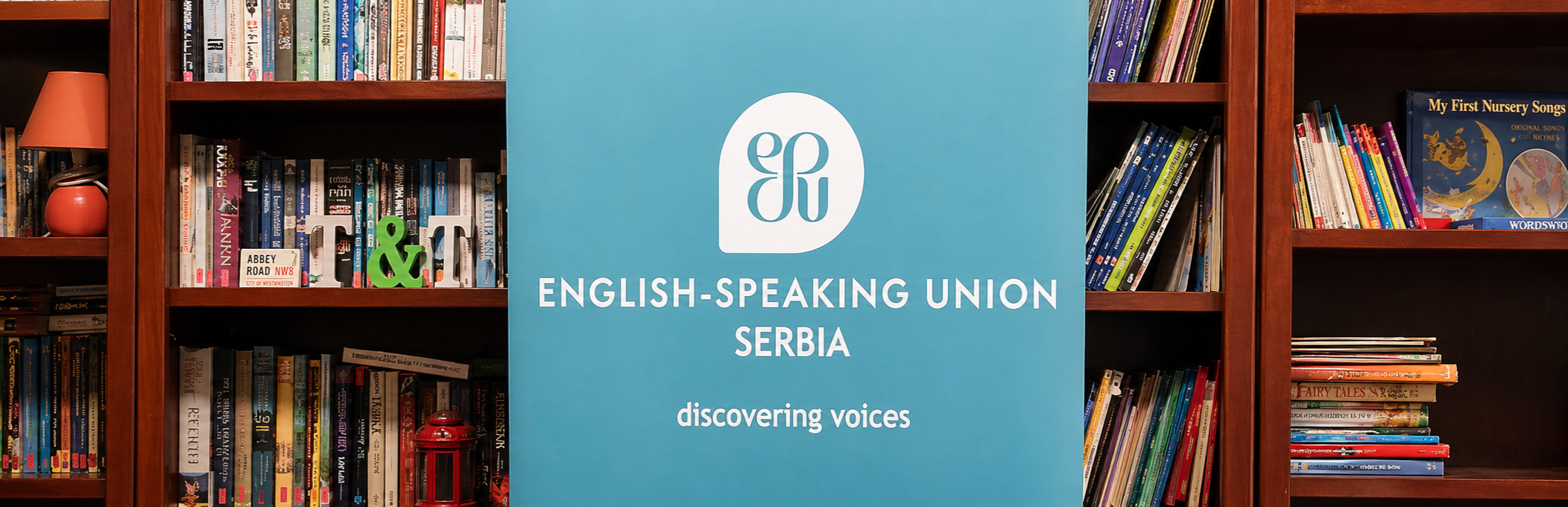 ESU Serbia banner in front of a bookshelf.