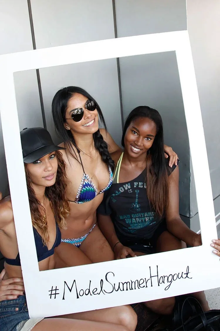 057elle-model-hangout-photo-frame-xln.jpg