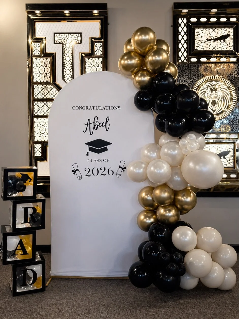 Balloon Arch + Balloon Centerpieces 🙌🏻🎓

📍Dallas, Texas
DM to inquire for your next event! 

#jashnbyquadri #balloongarland #dfw #graduation #eventinspo