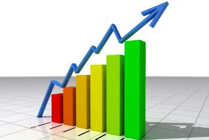 Gráfico de barras ascendente con una flecha de línea azul que muestra crecimiento.