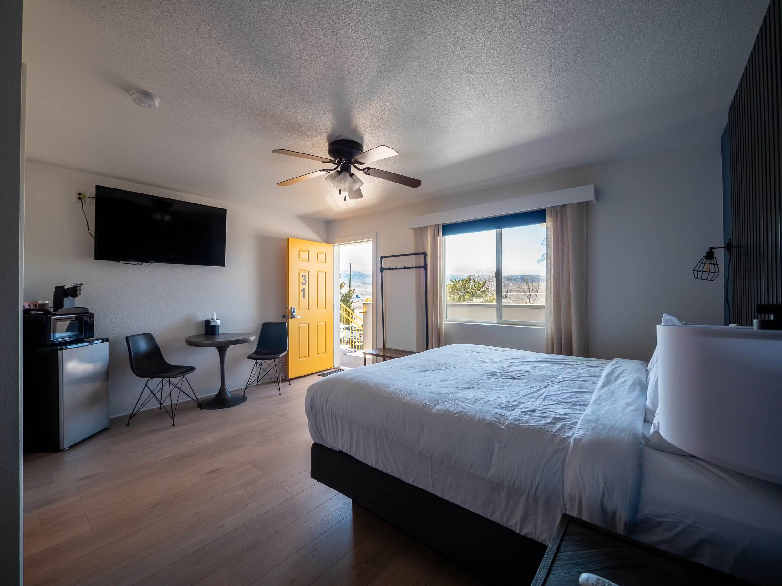 Balanced Rock Inn - single queen room2.jpg