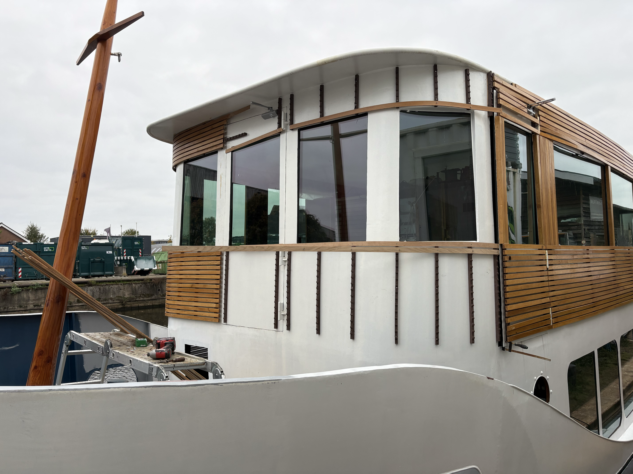 Tijdens uitbouw bovenverdieping. Het bekleden met eiken latten 