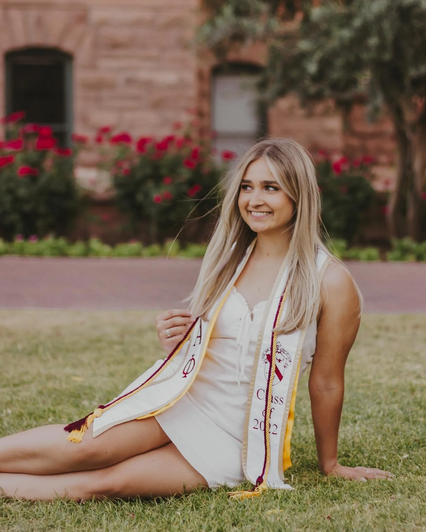 some of my favorites from Sara&rsquo;s grad session! 👩🏼&zwj;🎓🫶🏼 If you&rsquo;re graduating soon, DM me for booking info! 
&bull;
&bull;
#sandiegophotography #sdphotographer #caportraitphotography #sandiegostate #seniorportraits #sandiegophotogra