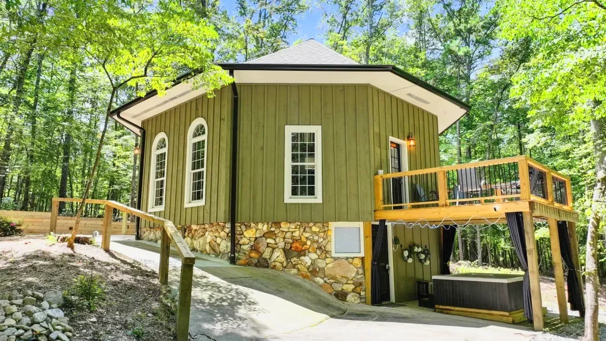Cabin-style vacation rental with balcony and deck in the Blue Ridge Mountains.
