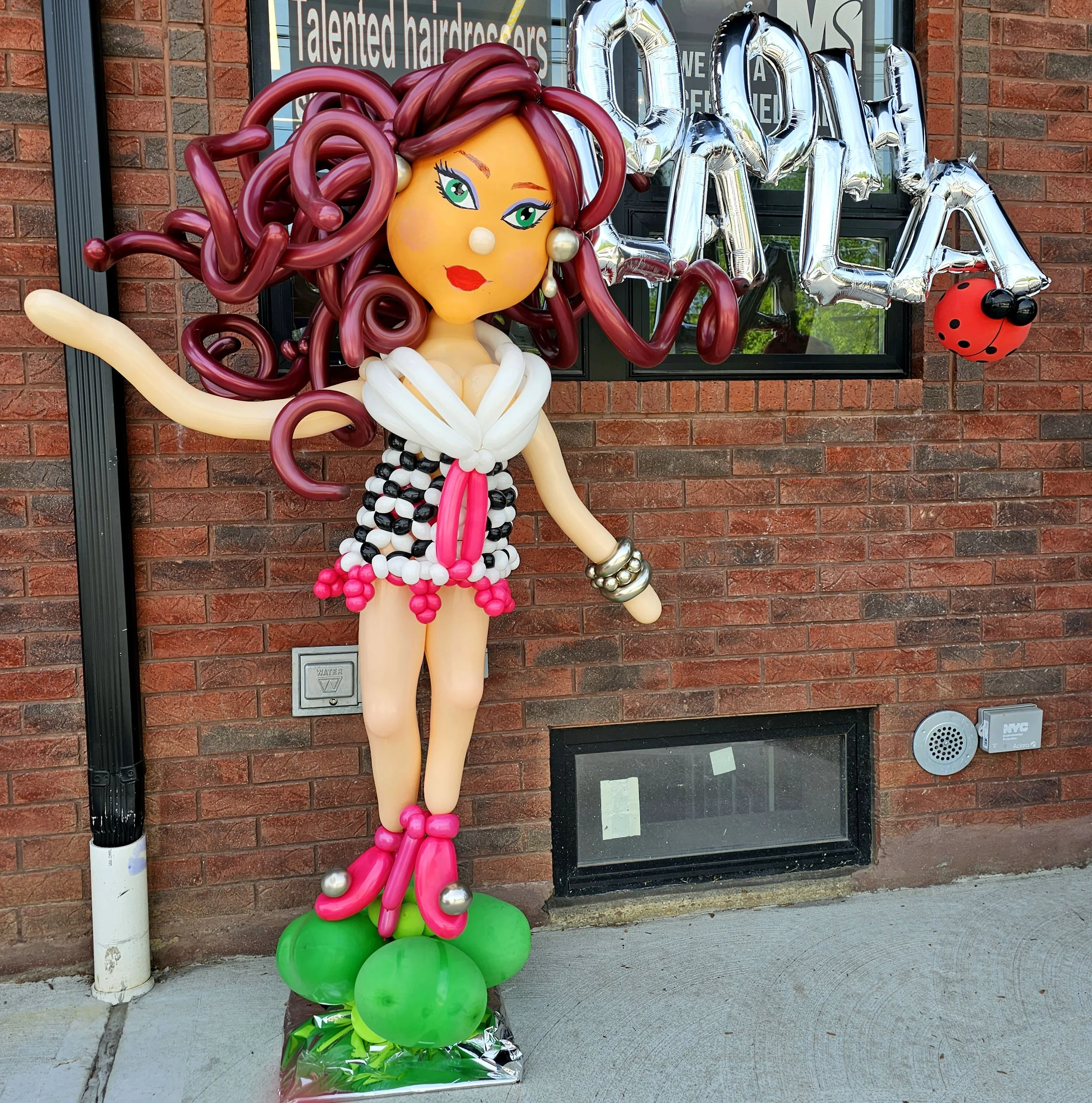 Sabina Extraordinair Girl with cranbery hair 1.jpg