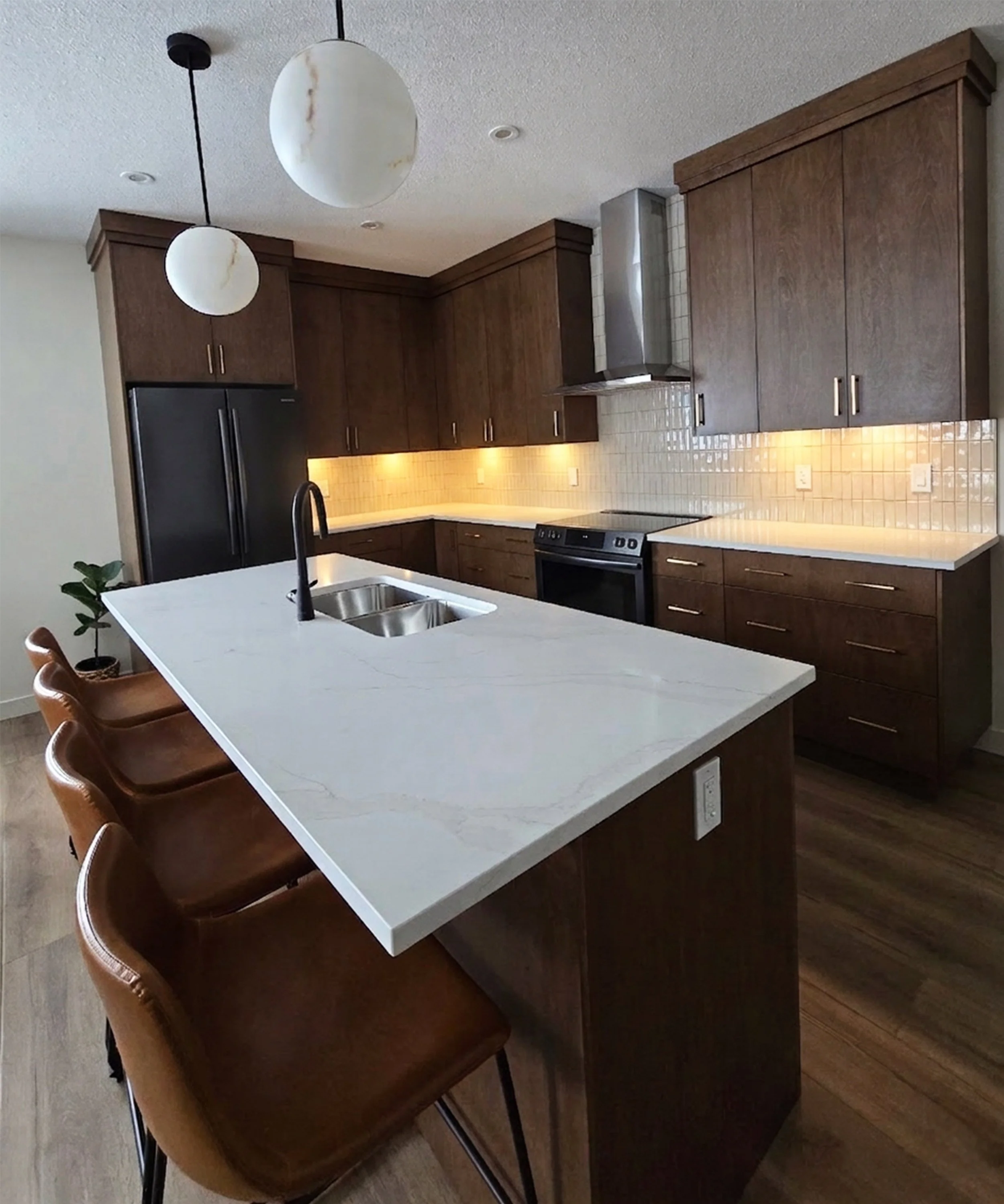 4938-4940-beardsley-cres-lacombe-alberta-kitchen-view1.jpg