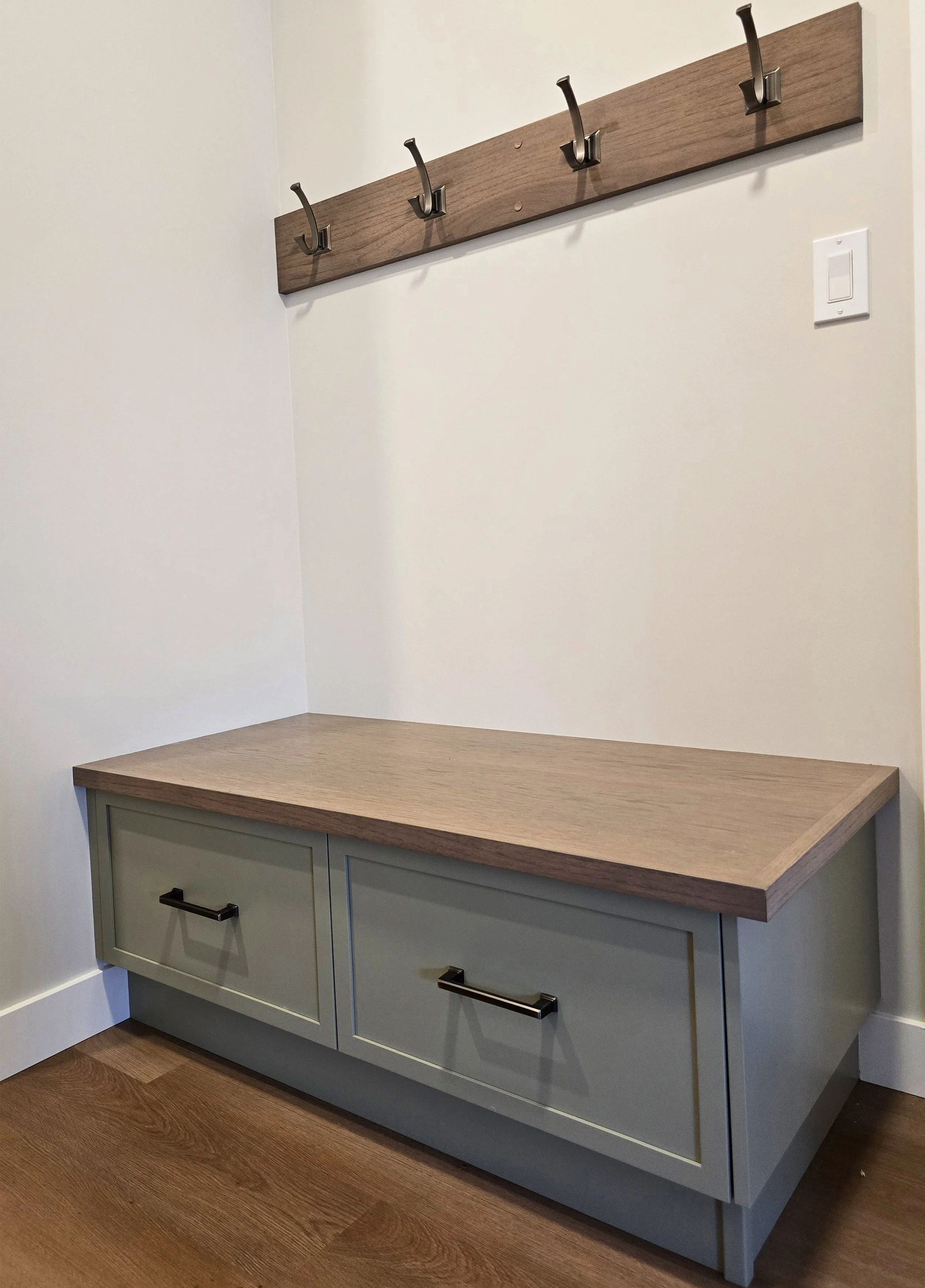 ridege-stone-homes-4922-4924-beardsley-lacombe-alberta-mudroom-bench.jpg