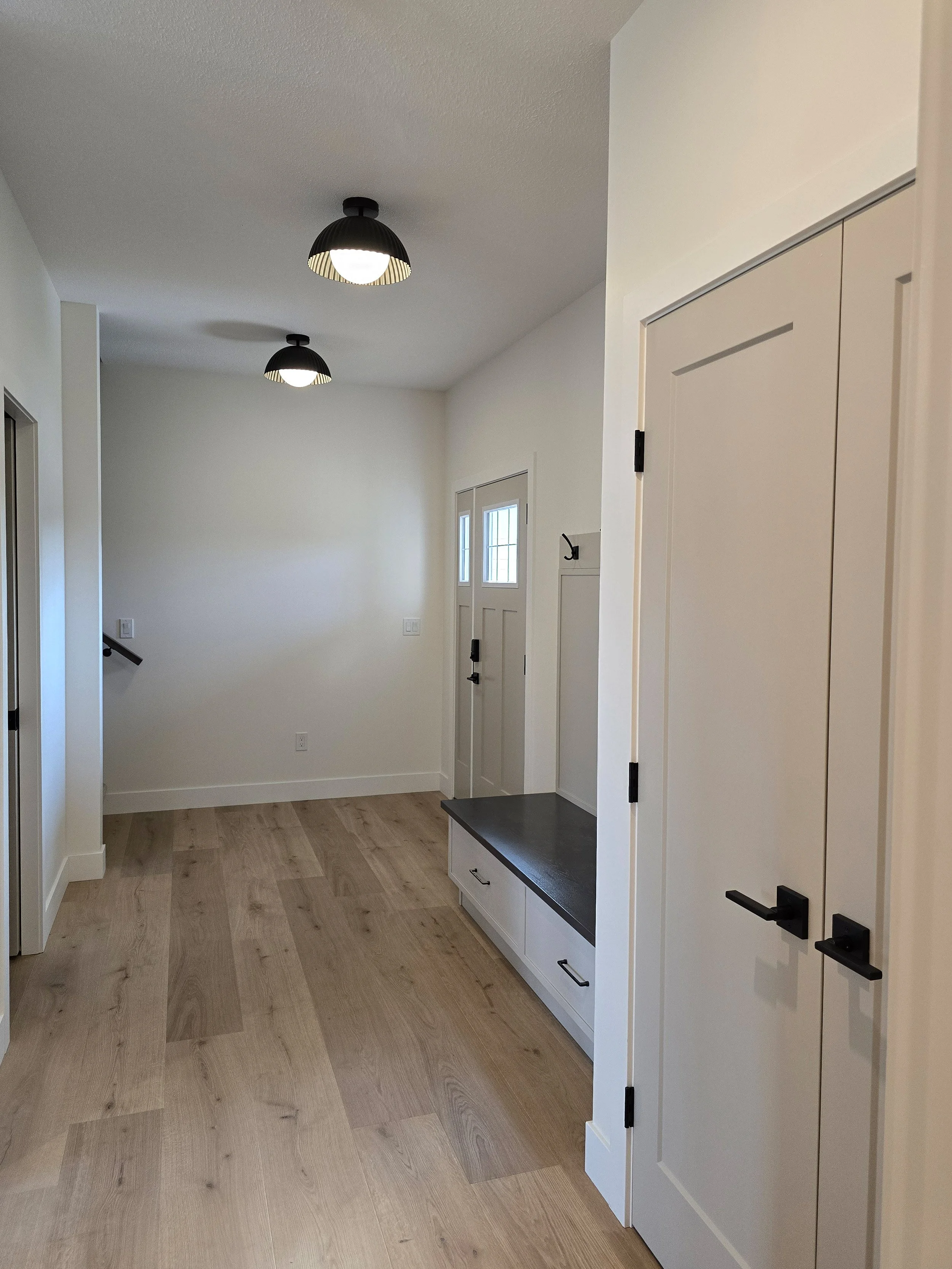 ridgestone-custom-homes-10-aura-drive-blackfalds-mudroom.jpg