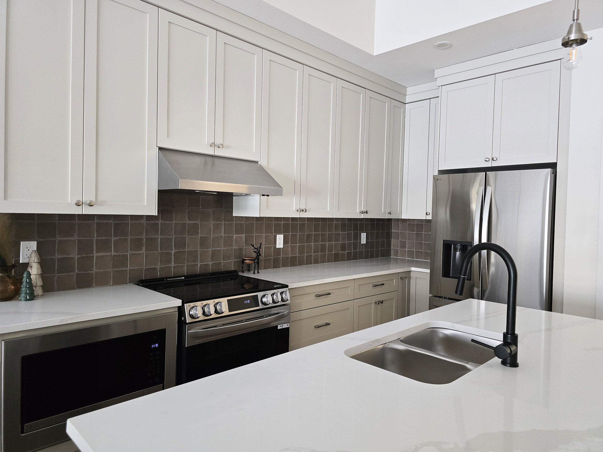 ridege-stone-homes-4930-4932-beardsley-lacombe-alberta-duplex-kitchen.jpg