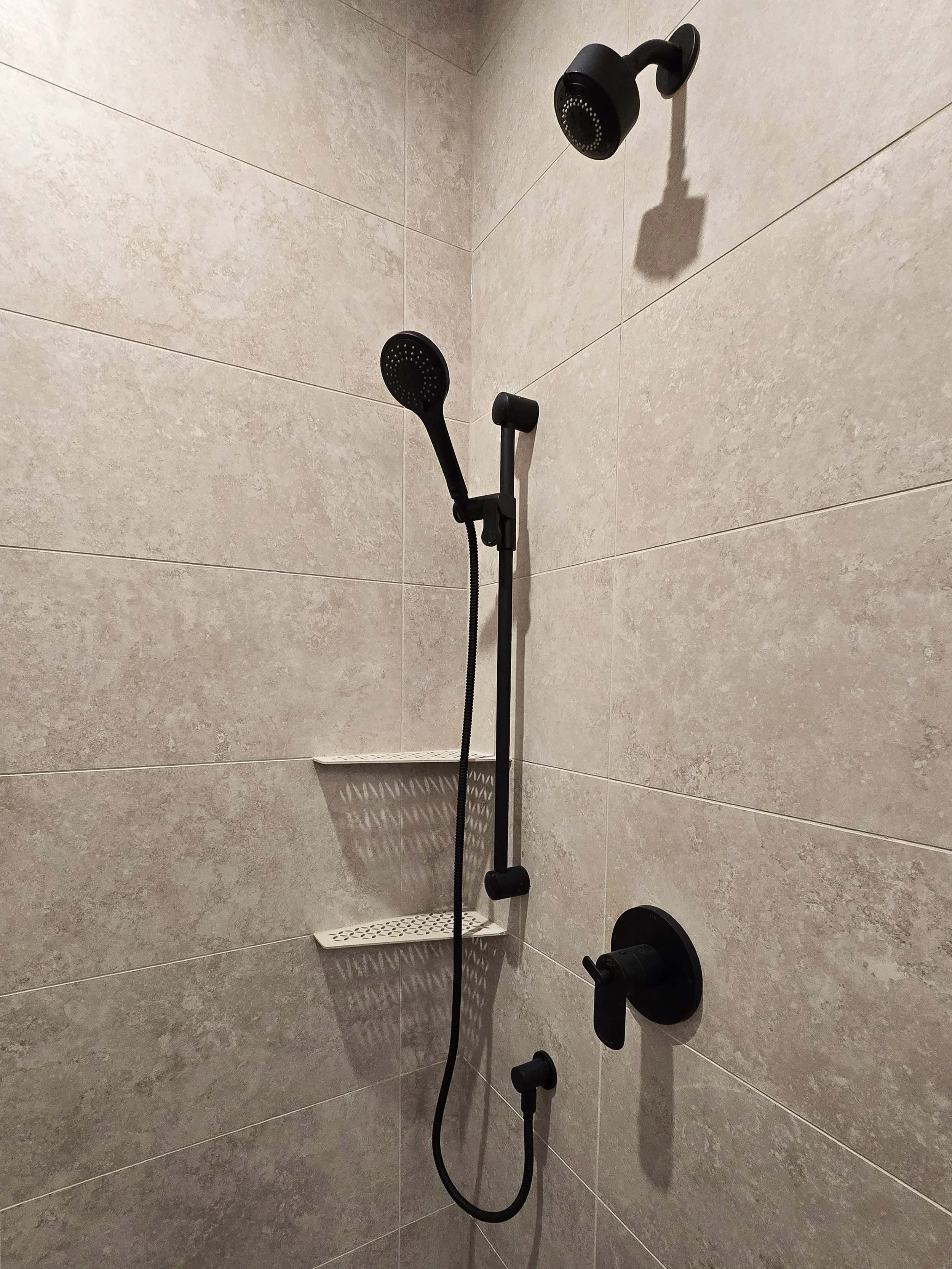 douplex-3-beardsley-cres-lacombe-shower.jpg