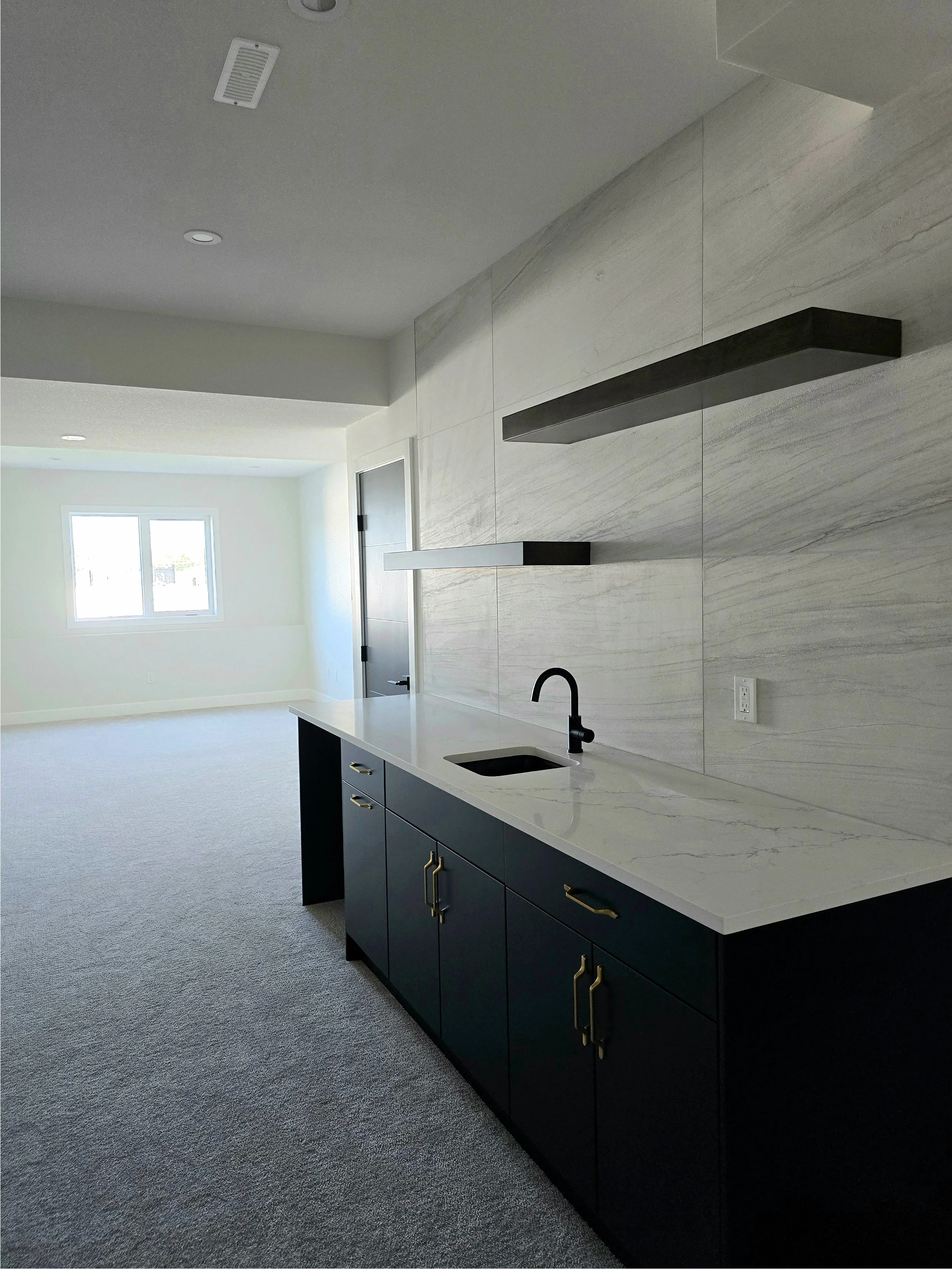 ridgestone-custom-homes-22-aura-drive-blackfalds-wetbar-v2.jpg