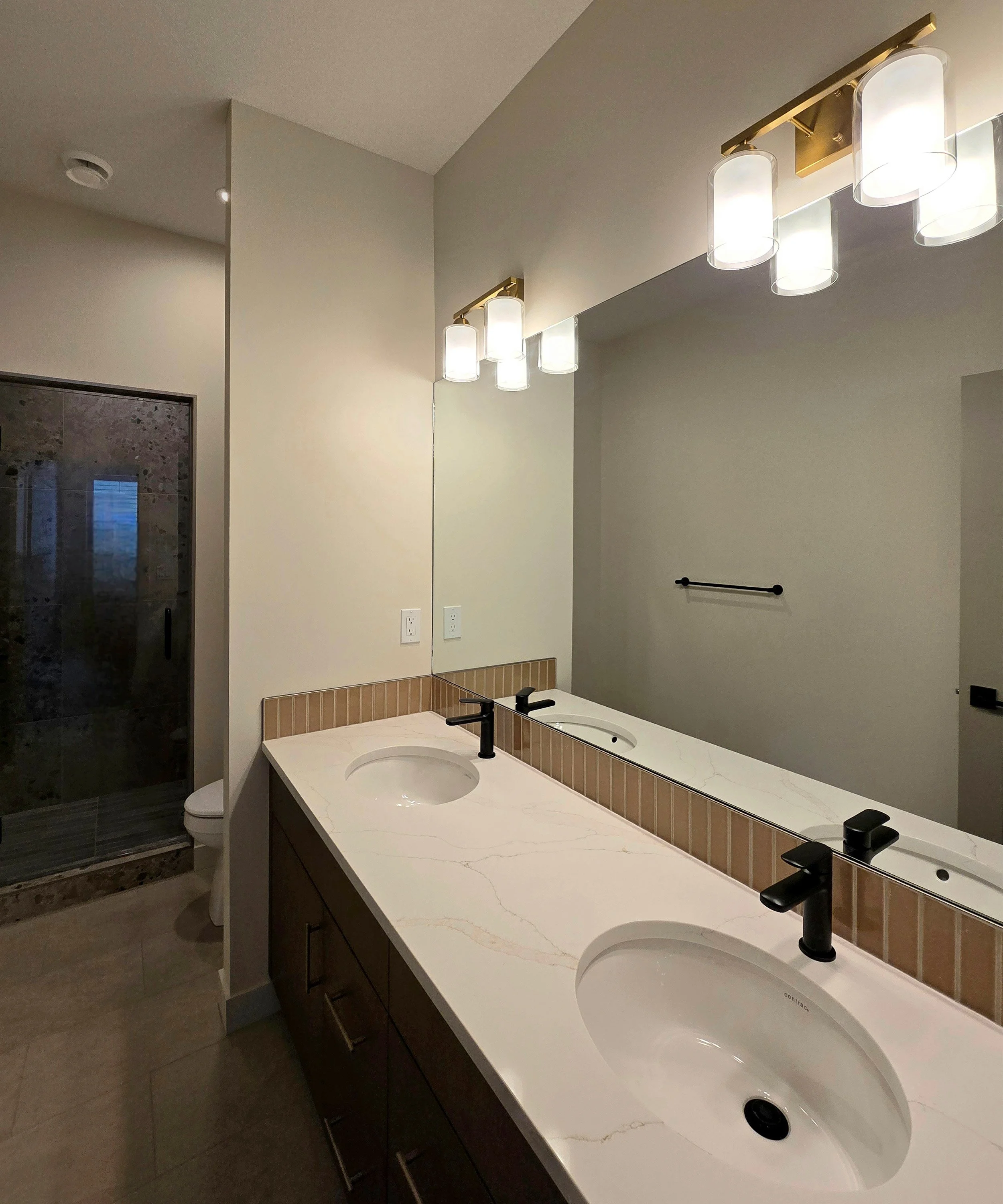 4938-4940-beardsley-cres-lacombe-alberta-bathroom.jpg