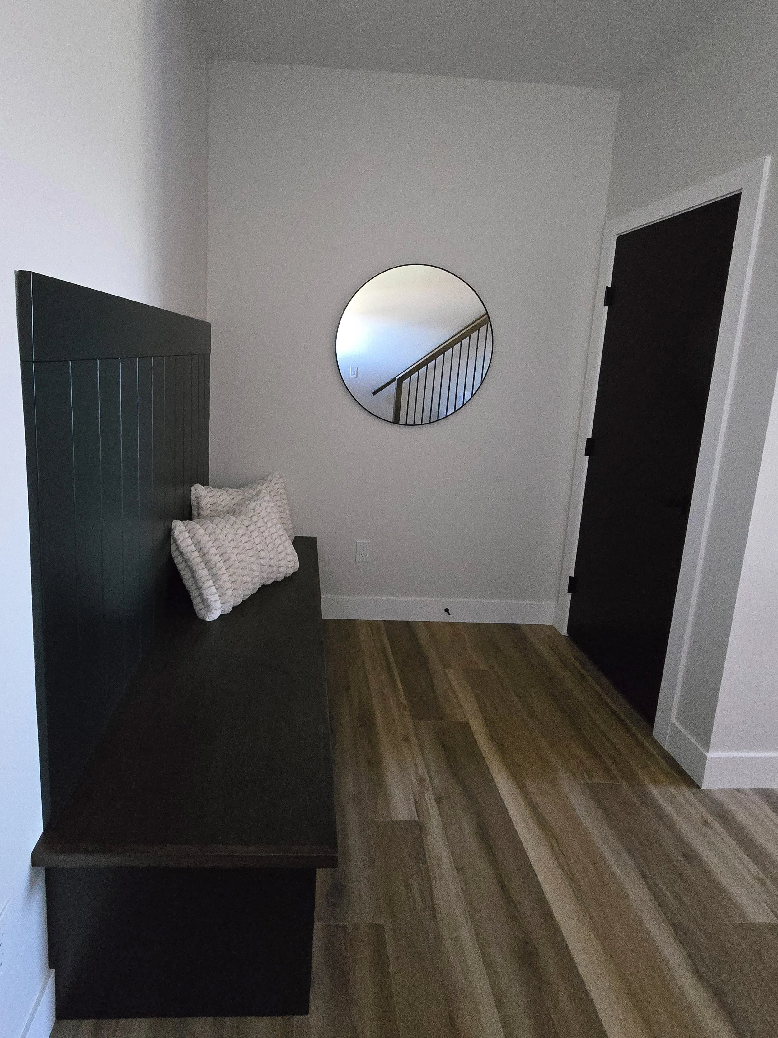 ridgestone-custom-homes-22-aura-drive-blackfalds-mudroom.jpg