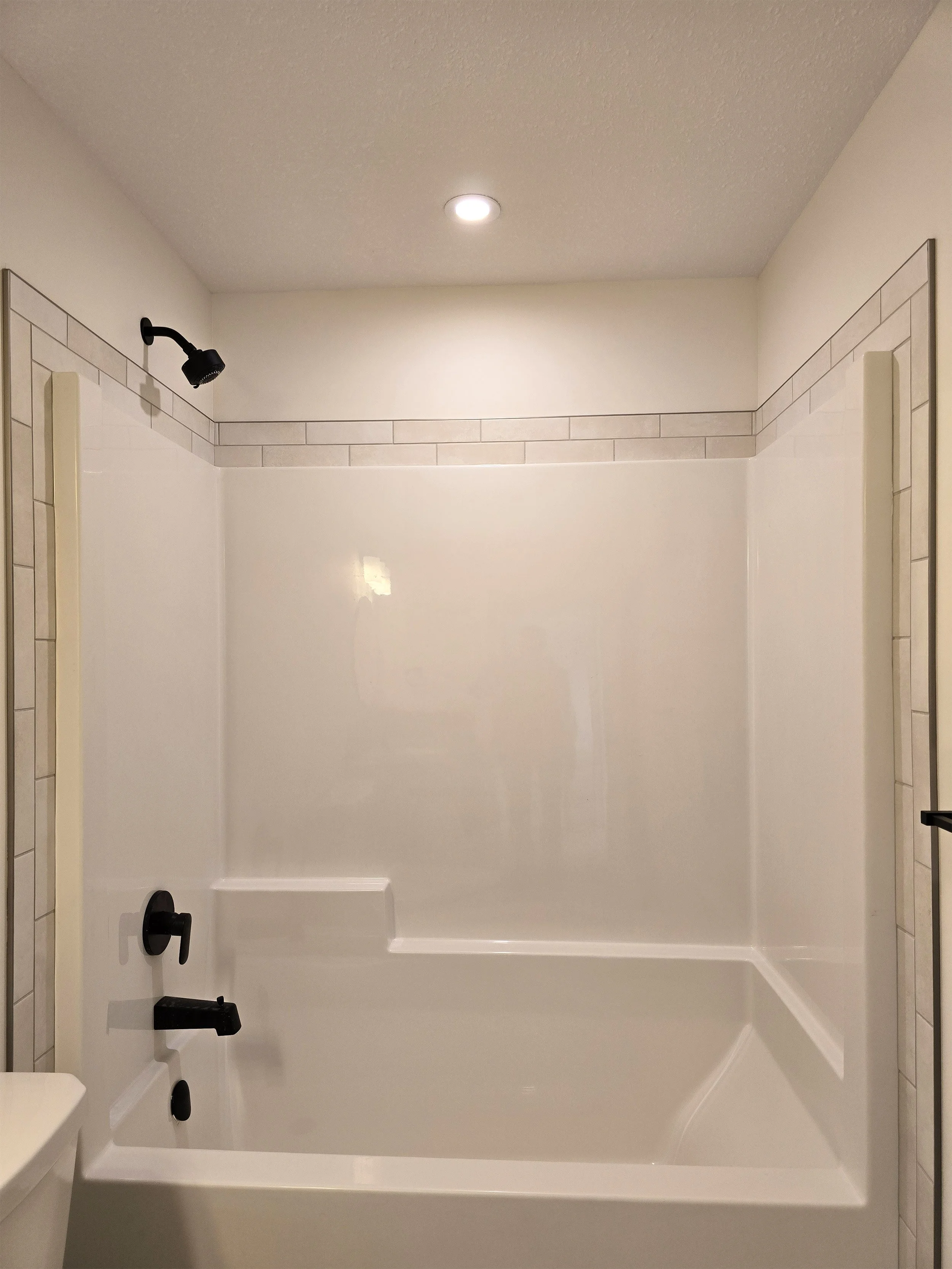 ridgestone-custom-homes-10-aura-drive-blackfalds-bathroom-tub2.jpg
