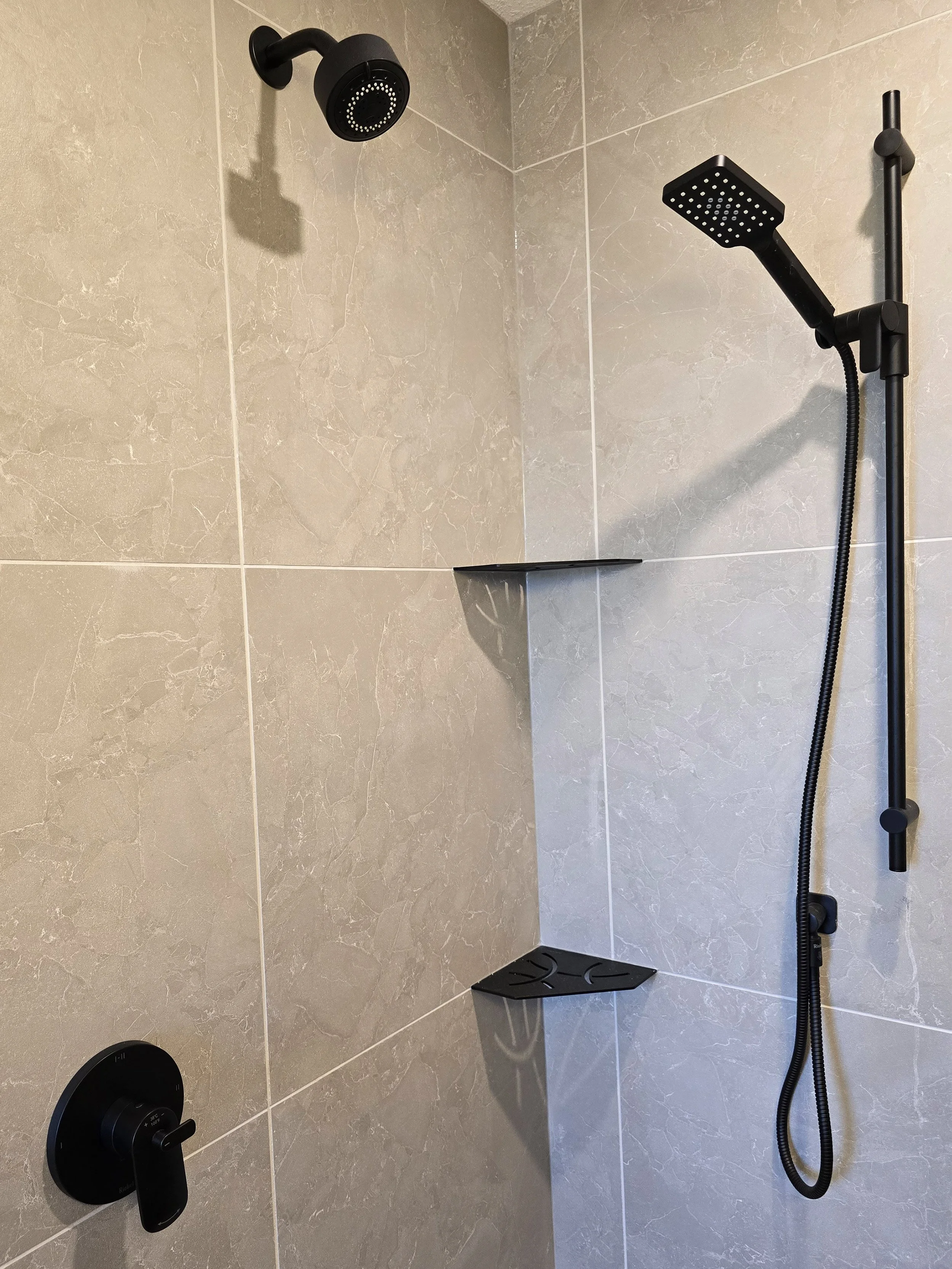 ridgestone-custom-homes-10-aura-drive-blackfalds-shower.jpg