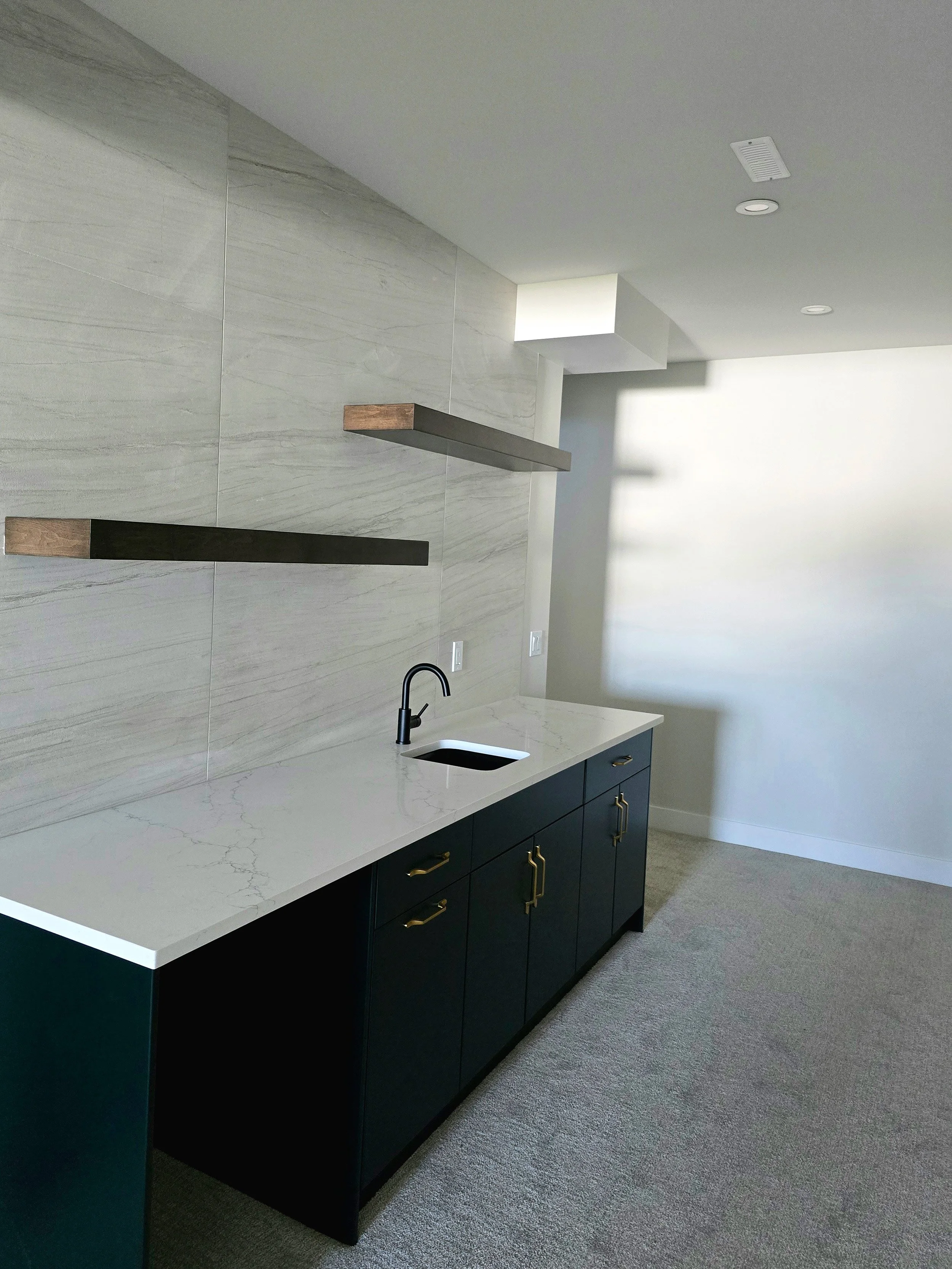 ridgestone-custom-homes-22-aura-drive-blackfalds-wetbar.jpg