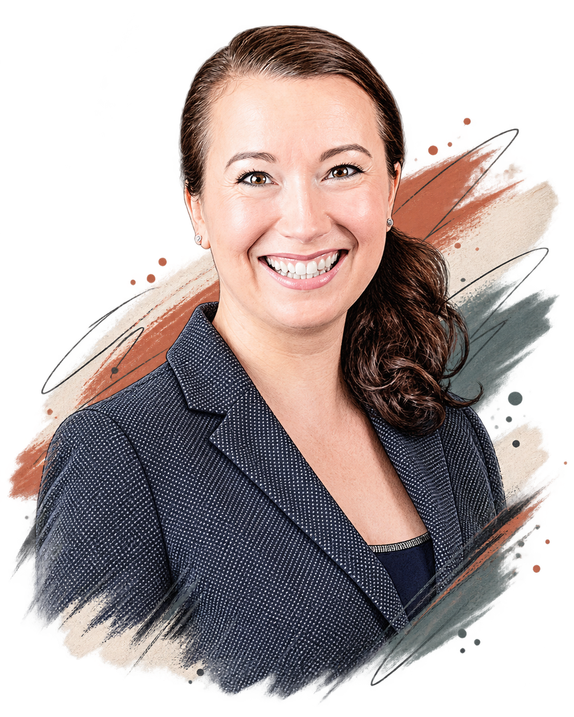 Ein Porträt einer lächelnden Frau mit braunen, gewellten Haaren, die einen blauen Blazer trägt, vor einem abstrakten künstlerischen Hintergrund mit Pinselstrichen in Braun, Beige, Schwarz und Grau.