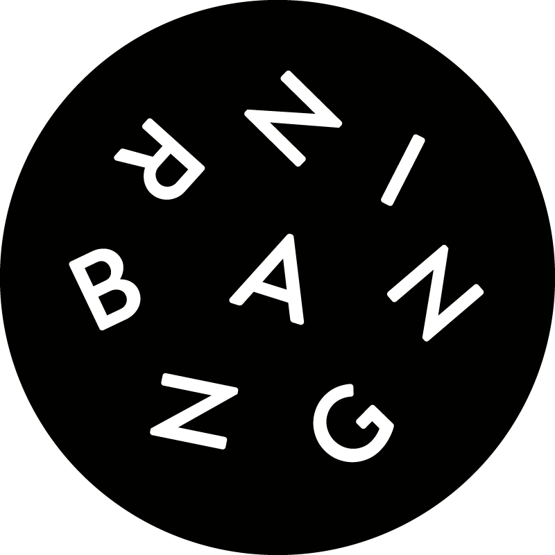 Bokstäverna B, R, A, N, N, I, N, G huller om buller i en liten fin rund symbol mot en svart bakgrund.
