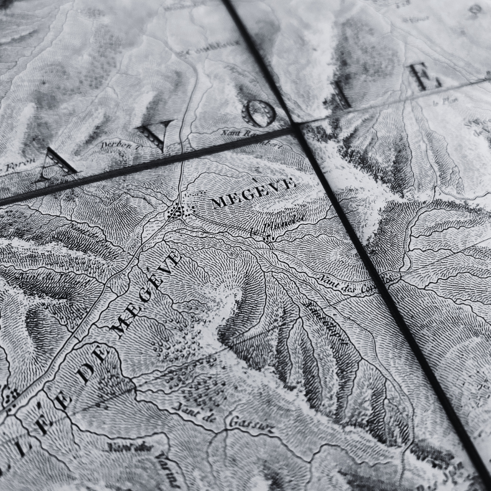 Carte topographique de la vallée de Megève montrant ses routes, rivières et reliefs.