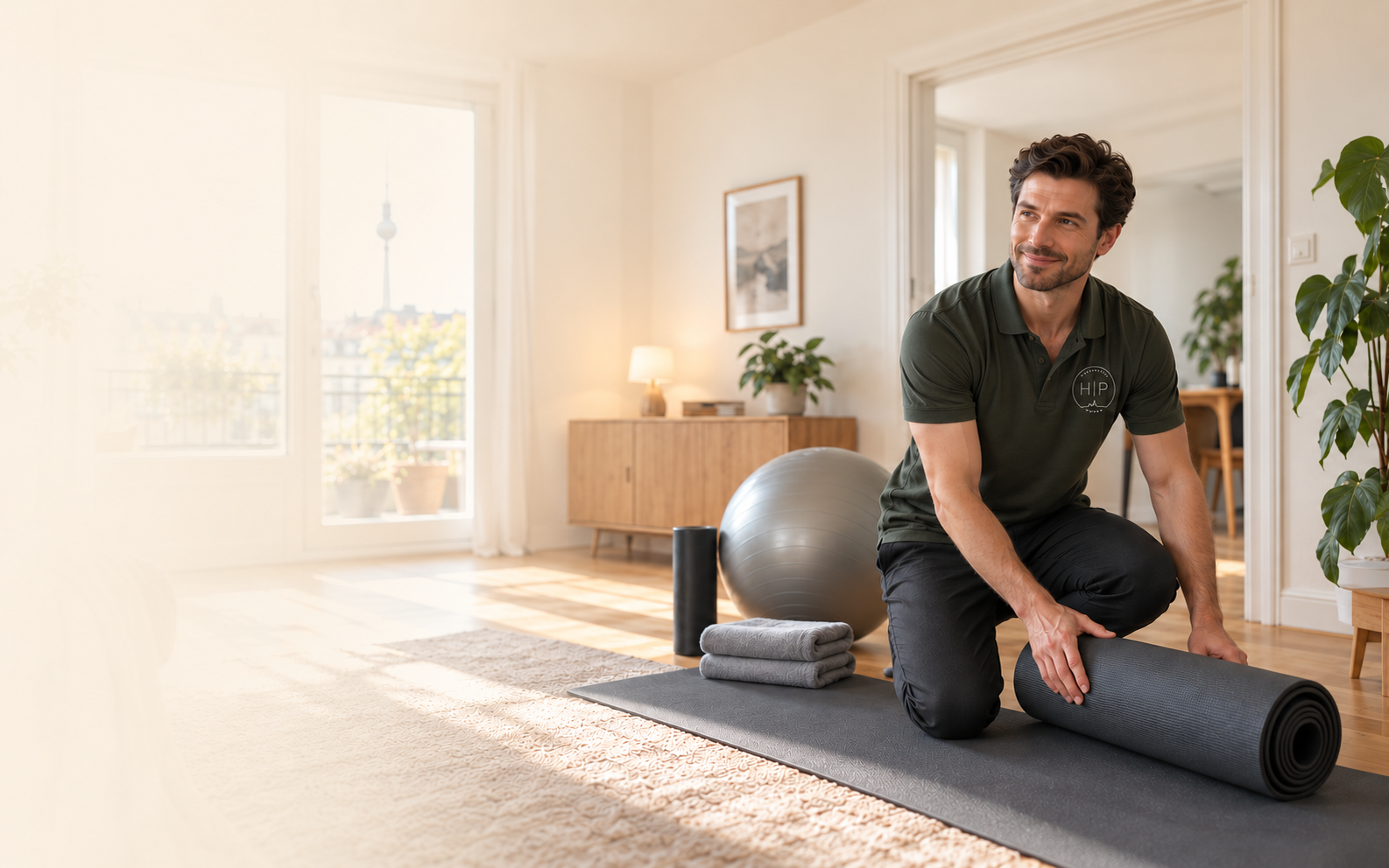 Mann beim Yoga in einem hellen Wohnzimmer, umgeben von Fitnessgeräten und Pflanzen.