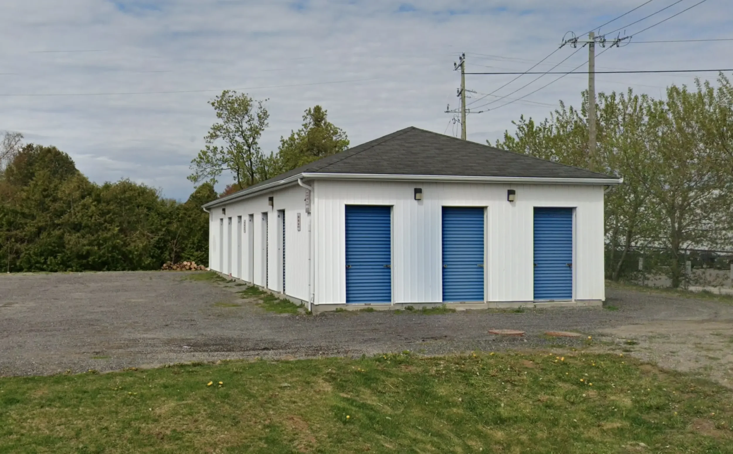 one building with storage units located in Uxbridge