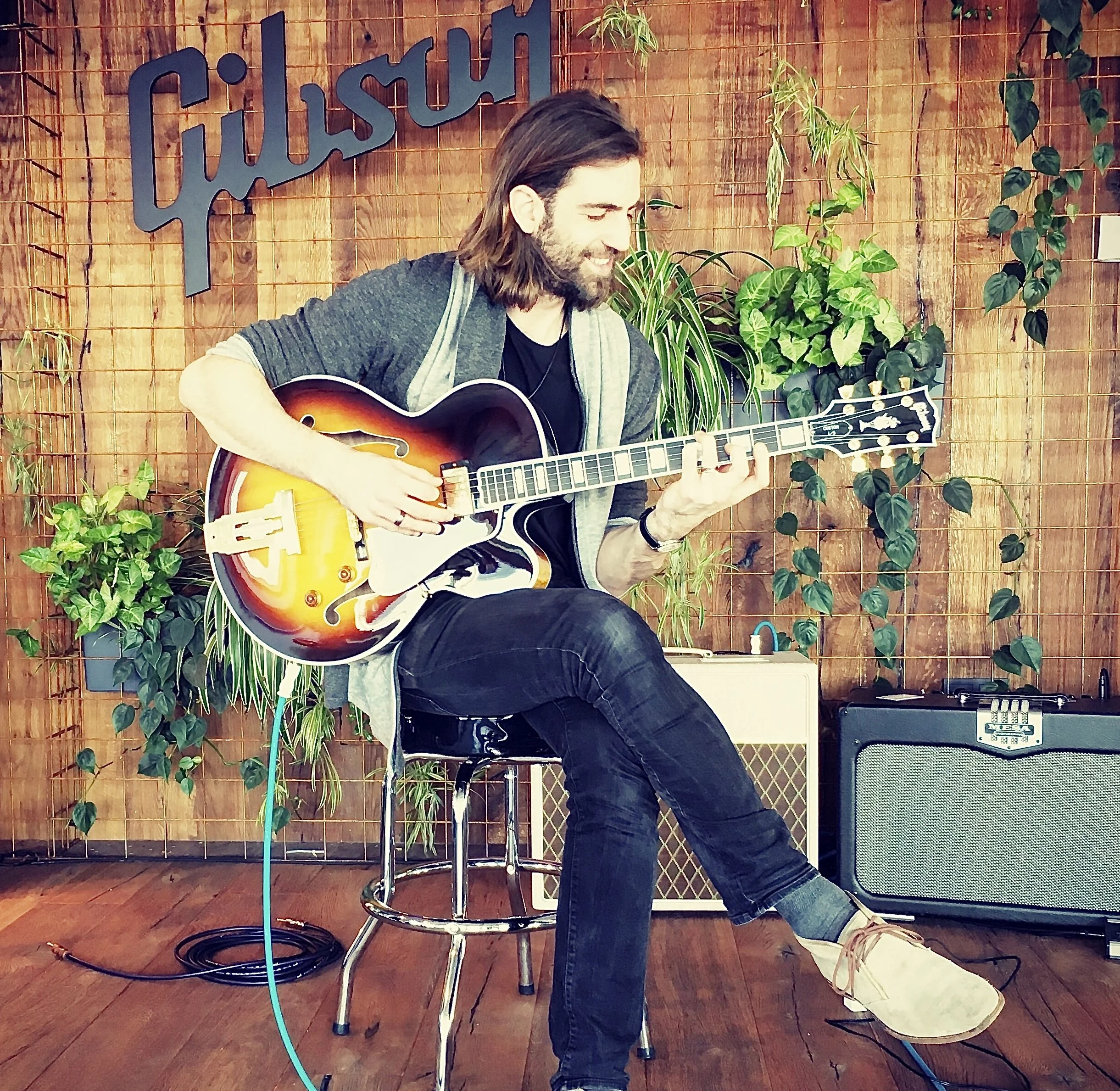 Jessy Hay demostrating and testing Gibson Products at the Gibson Europe Show room in Amsterdam