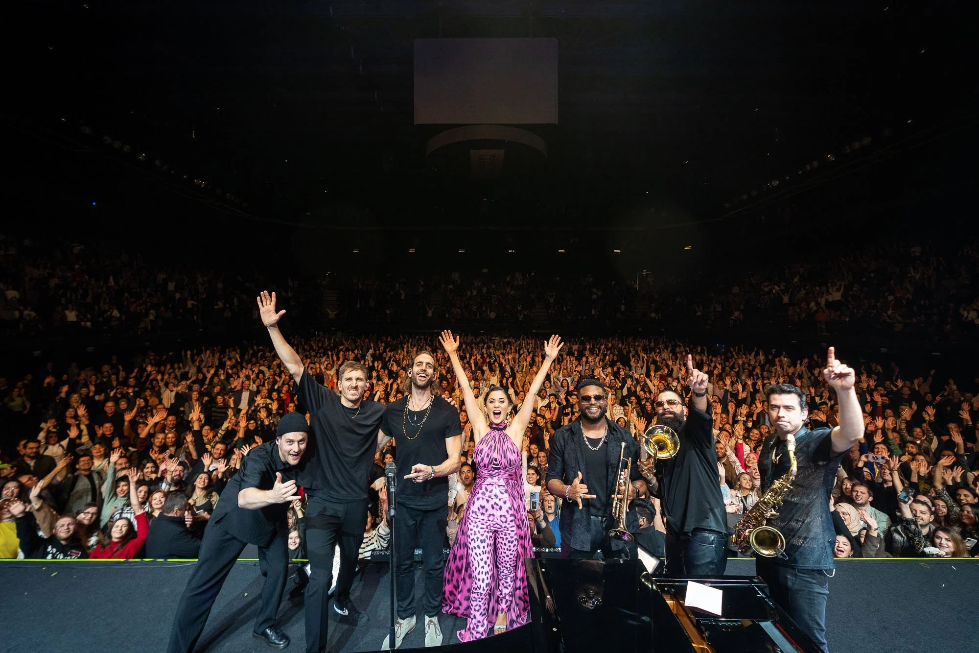 Jessy Hay with Karsu's band live at Volkswagen Arean, Istanbul Turkey