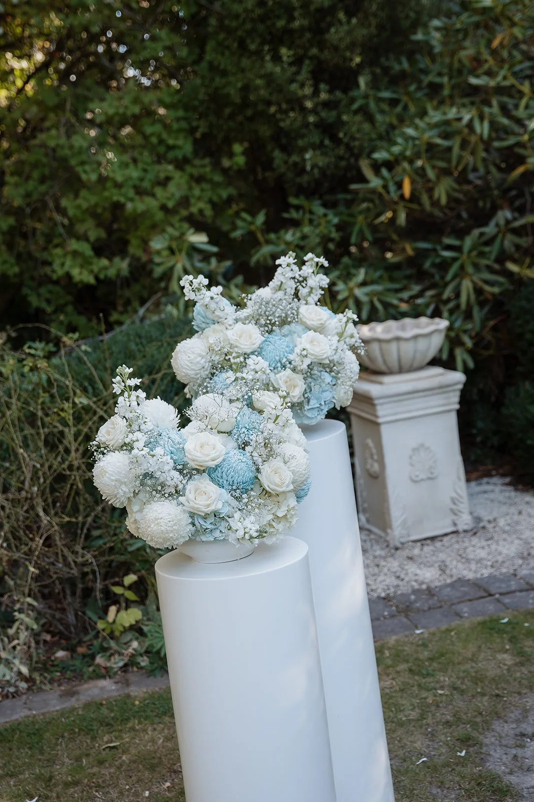 blue and white wedding plinth flowers