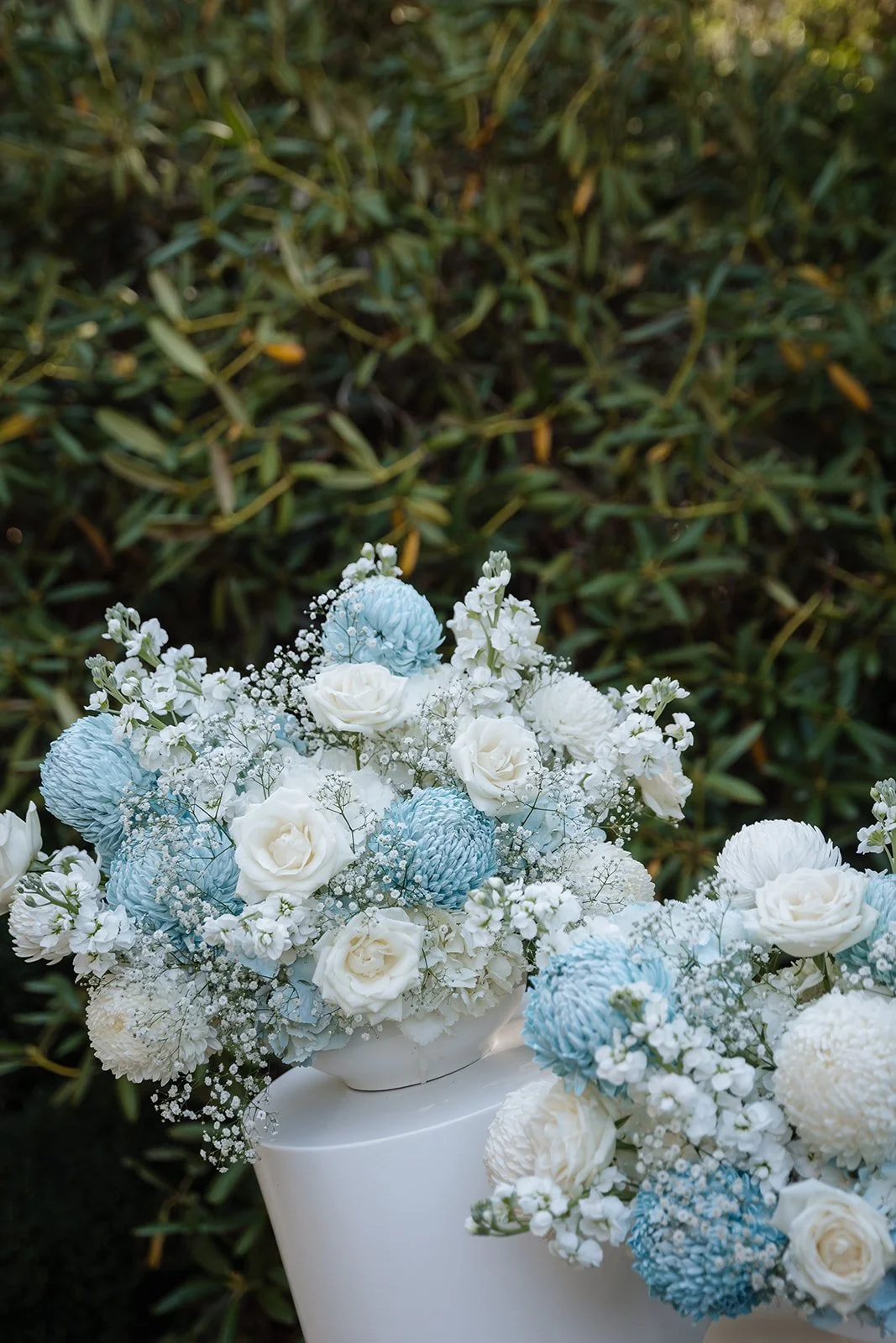 blue and white wedding plinth flowers