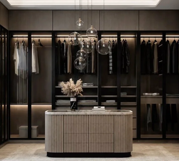 Proyecto de interiores | Vestidor principal ✨

Un vestidor contempor&aacute;neo dise&ntilde;ado con materiales c&aacute;lidos, iluminaci&oacute;n integrada y texturas suaves que aportan equilibrio, elegancia y confort visual.

Cada detalle fue pensad