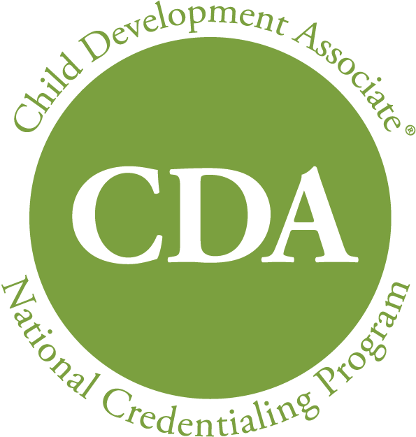 Logotipo del Child Development Associate, con letras grandes 'CDA' en el centro y un círculo verde, con texto alrededor que dice 'Child Development Associate' y 'National Credentialing Program'.