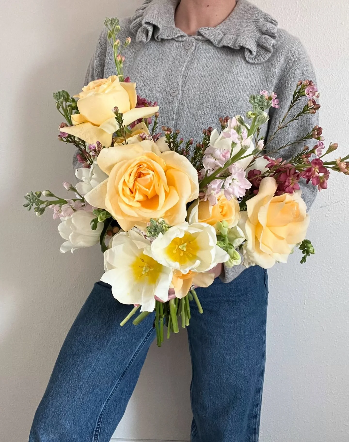 You all loved this beauty in my stories yesterday, so I thought she deserved a permanent place here. 💛
This bouquet was designed with spent blooms and a limited palette- a fun challenge.

#minnesotabride #weddingflorist #minnesotaflorist #bridalbouq