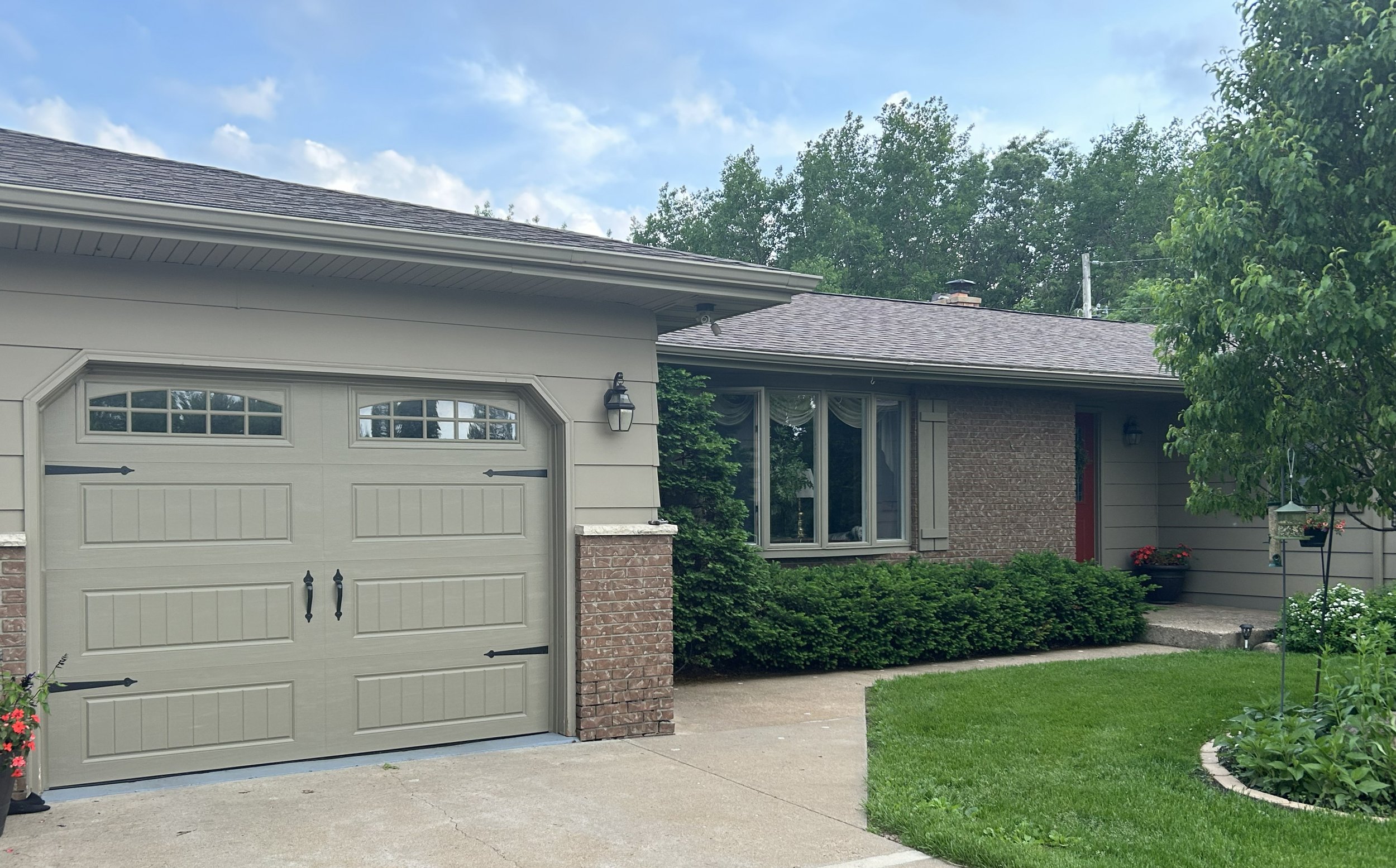 Oranssi carpenter using bench saw