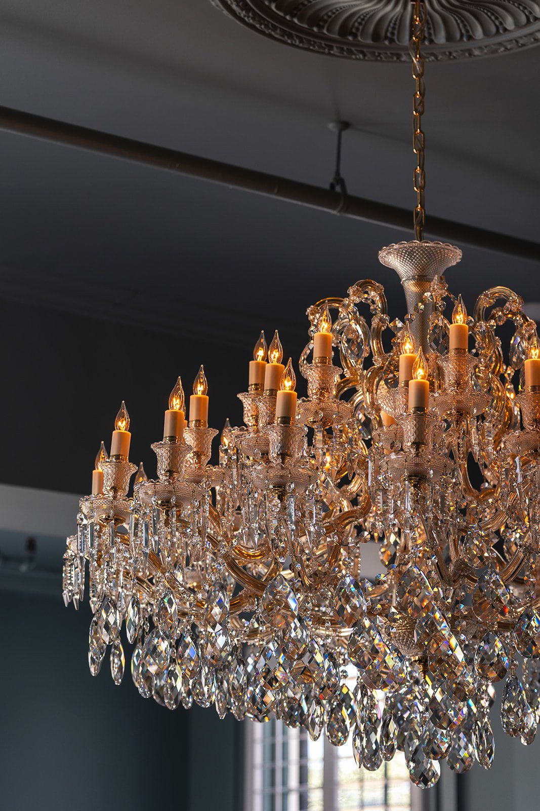 Carlisle's Restaurant Lounge in Hotel Everett | Boutique Hotel in Winnsboro, SC, historic hotel. An ornate crystal chandelier.