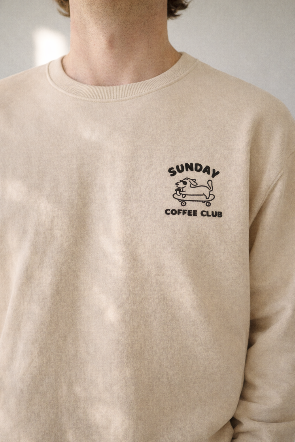 Logo animé sur un chandail beige.png