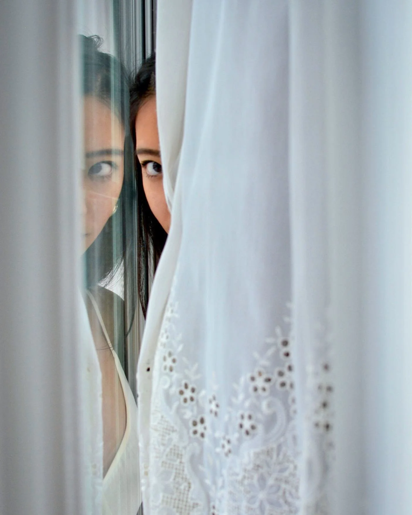 One eye open, one eye still in a dream.
&mdash;

#portrait #portraitphotography #peek #peekaboo #curtains #torontophotographer #hidden #photographer #oneeyeopen #portrait_shots #tpcmagazine