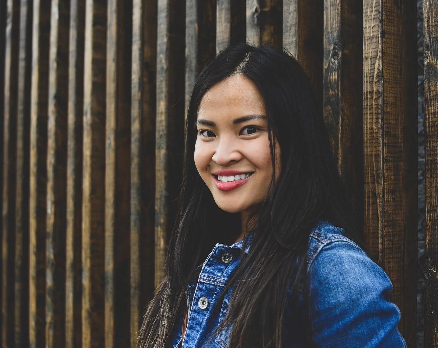She&rsquo;s single, fellas 👌
.
.
.
#portrait #portraitphotography #toronto #torontophotographer #beauty #smile #allsmiles #wood #lines #texture #pretty
