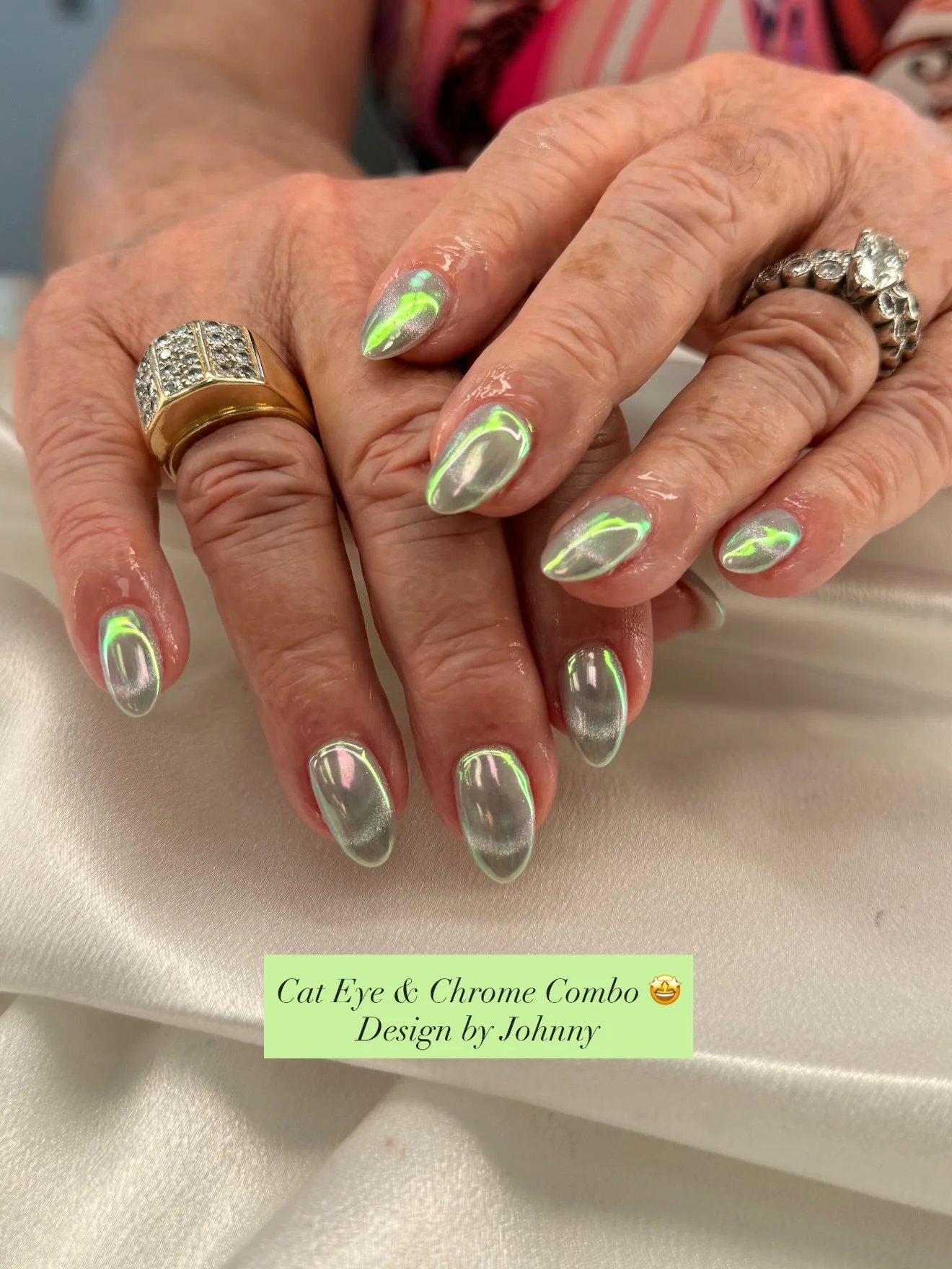 Looks like an aurora 🤩🌌

Minimal Design by Johnny 💅

#lovelynails #cateyenails #chromenails #auroranails #prettynails