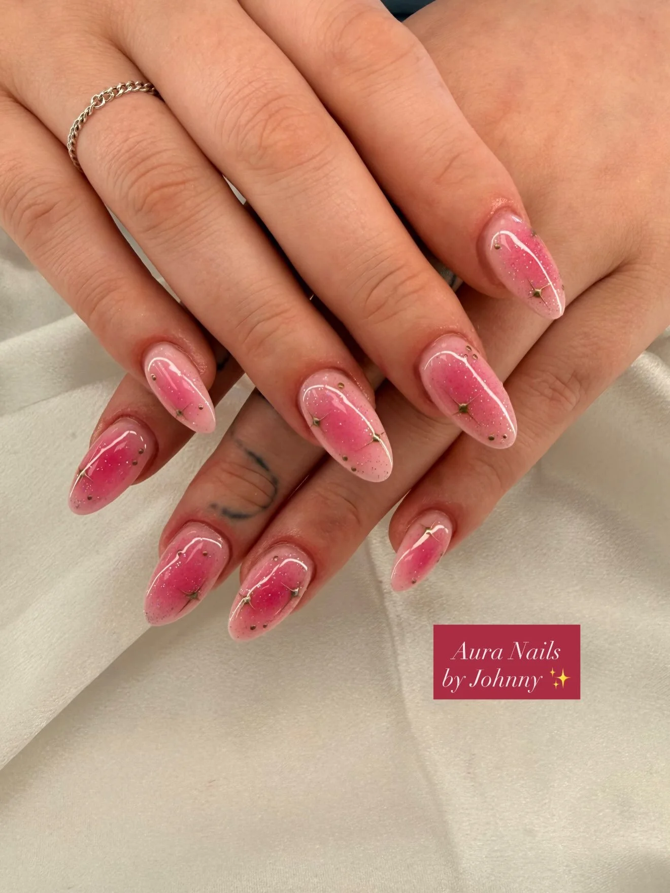 ✨🩷

Minimal Design by Johnny 💅

#lovelynails #auranails #glitternails #trendynailart #sparklynails