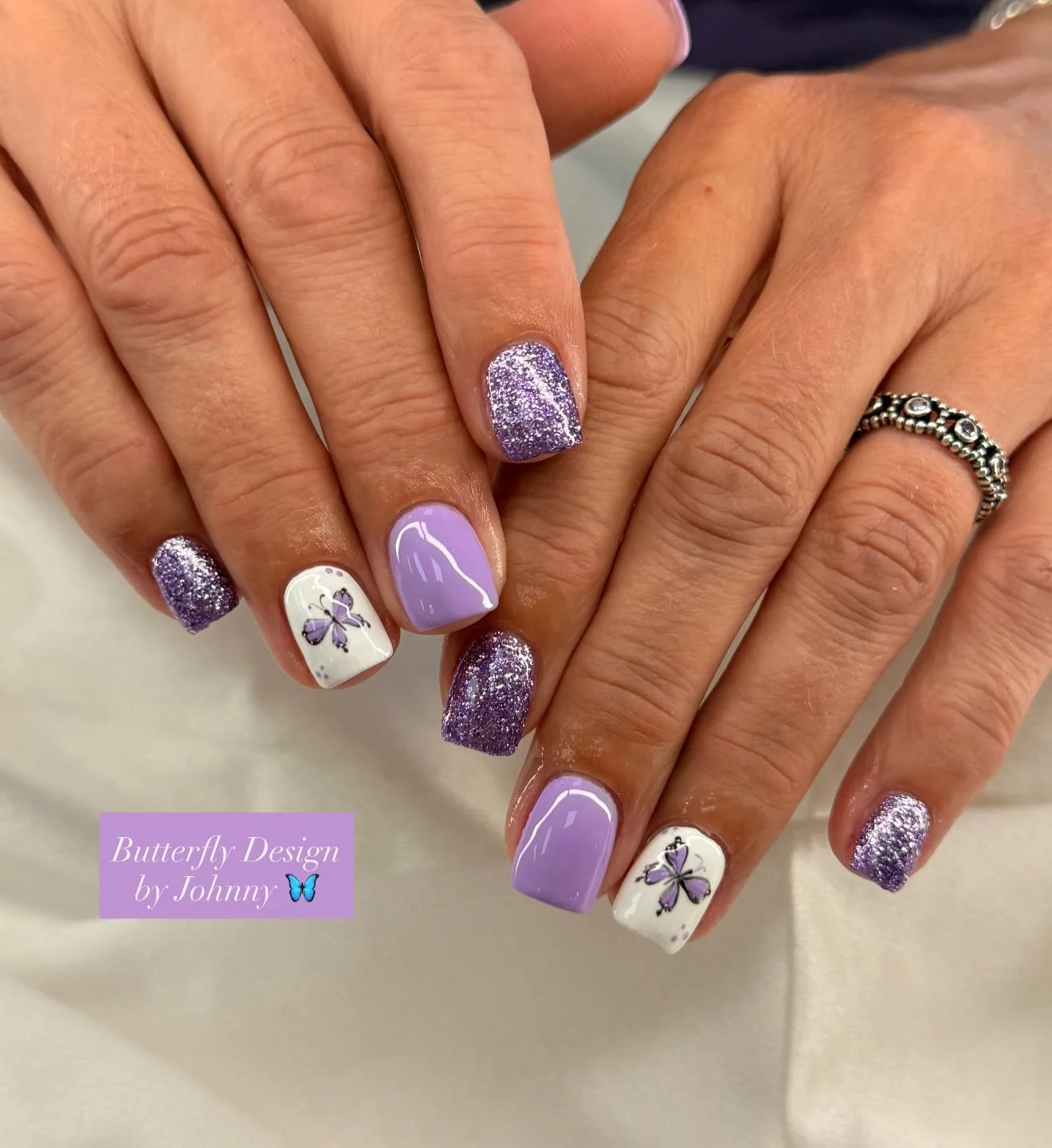 💜🦋

Minimal Design by Johnny 💅

#lovelynails #butterfly #butterflynails #nailart #butterflynailart