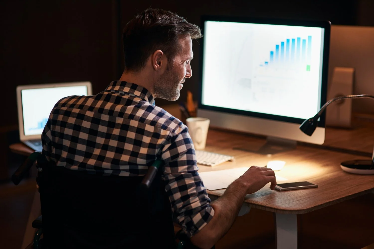 Building a Premium Affiliate Pipeline: Outreach, Messaging, and SLAs for DTC