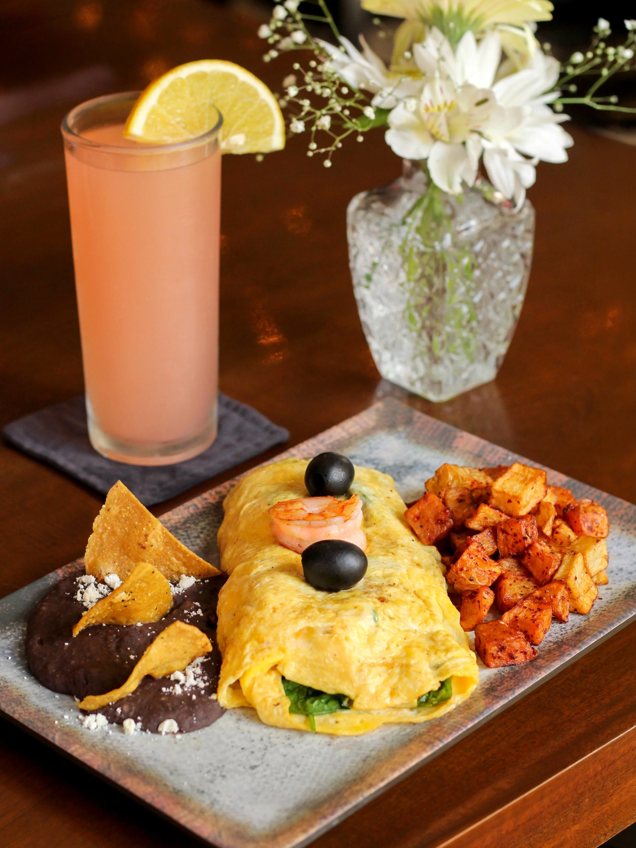 Omelet Mediterr&aacute;neo con Frijolitos 🍳 Relleno de Camar&oacute;n, Espinacas y Aceitunas. 

☀️Te esperamos todos los d&iacute;as desde las 7:00am.
#breakfast #M&eacute;rida #omelet
